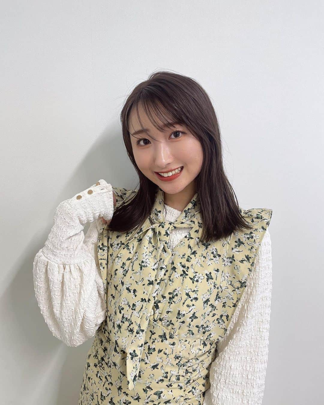 塚本颯来のインスタグラム：「🌼  22歳になって初めてみなさんとお話しできる機会だったので、 今回は大人っぽくしてみました🐩どうでしょう…💭  髪の毛、結構伸びてきた👼🏻！ 久し振りにヘアアレンジもしてみようかな〜〜！！🫶🏻  かわいい冬服を入手したらどんどん冬が楽しみになってきて、 夏派から冬派に転身しようか検討している今日この頃⛄❄️ 冬のふわふわ女の子達を見られるの、有難いですし🫶🏻🎶(誰目線)  そして、なんだか最近街がキラキラしているな〜と思っていたけど、 大好きなクリスマスまであと１ヶ月だった〜〜！！🎄🤍  時が経つのが早過ぎて怖いよ〜〜〜！ みんな、クリスマスの予定は決まった？？🎅🏻  #ootd #snidel」