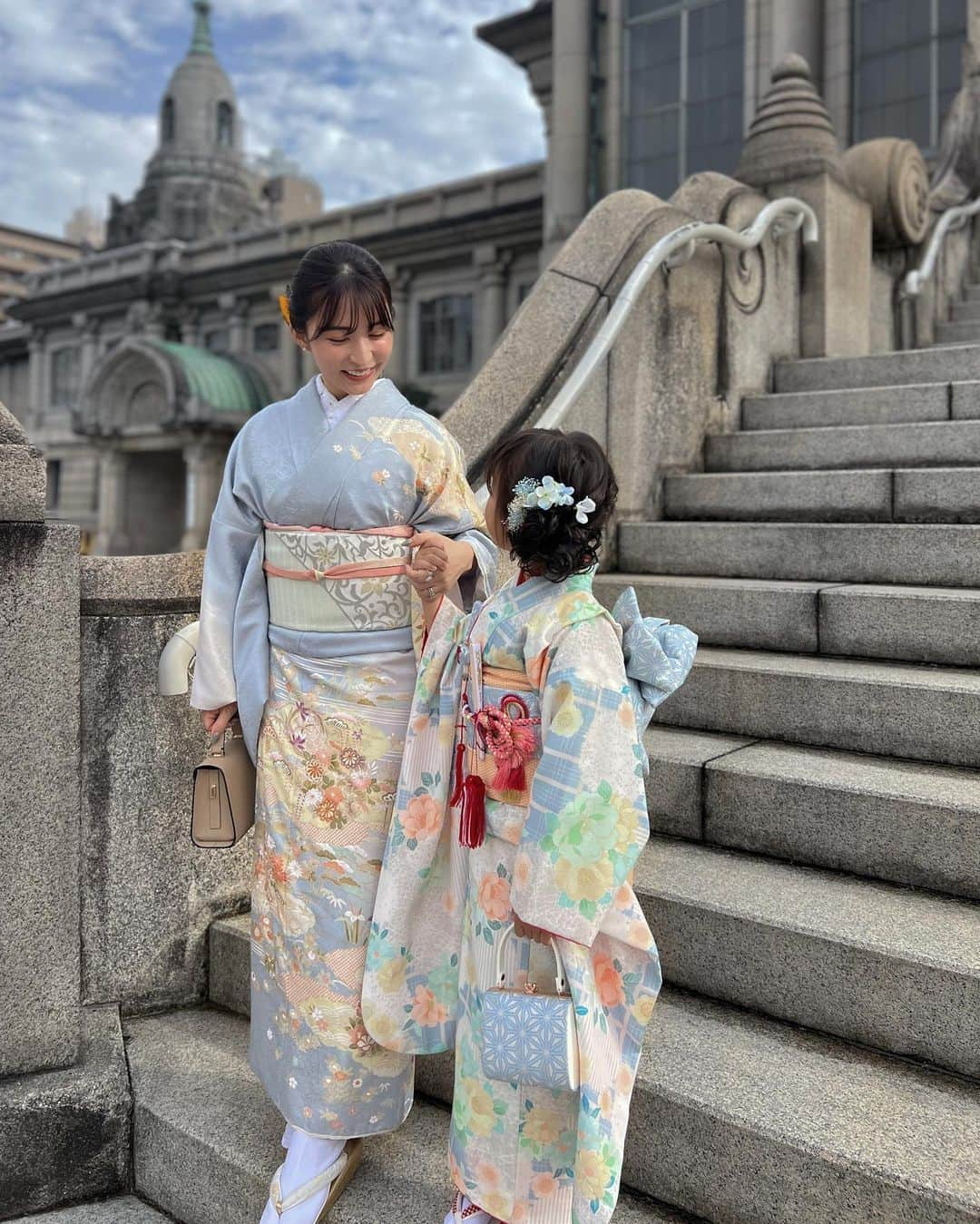 河野友美のインスタグラム：「👧🏽👩🏻👘 娘の七歳の七五三🩵 おめでとうのDMもありがとうございます🥹✨  天気も良くてすっごくいい日でした〜☀︎  大きくなったなぁ🥺 写真見るともう私の胸くらい😳!!  優しくて素直で、アイドルになりたいのに動きが女芸人で、私より機械に強くて、甘えん坊でマイペースな、自慢の娘っち🫶  これからも元気に育っておくれ✨  ピンクよりも水色が好きな七歳あるある？なので、娘も私も着物はブルー系に🫐🐬🩵💙(レンタルしました‼︎)  また一緒に着物着れるのはいつかなぁ✨  #七五三 #七五三7歳 #七五三ママ #七五三写真 #七五三ママコーデ #七五三フォト #着物 #着物コーデ #着物ヘア #東京ママ #女の子ママ #7歳女の子#築地本願寺」