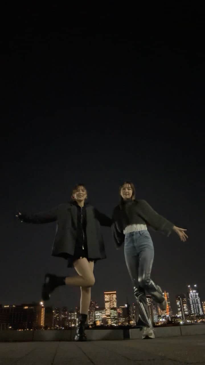 りかりこのインスタグラム：「🗼🌃✨  #tokyo #twins #followme #japan   @rikariko_official @riko_ichino」