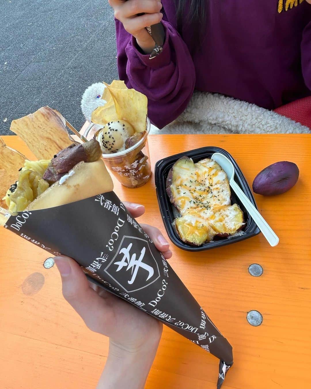 浅井七海さんのインスタグラム写真 - (浅井七海Instagram)「. #やきいもフェス 行ってきたよ〜‪🫶🏻！  お目当てのもの食べれて嬉しかったっ✨️  そして、おいもを通じて初めましてできたりしたのも おいもの力を感じました〜🍠💕  I went to a yakimo festival! I was able to eat what I wanted✨️ There was someone I could talk to for the first time because I like sweet potatoes in common, and I felt the power of sweet potatoes.  #さつまいも #焼き芋  #おいも #おいもスイーツ #🍠 #クレープ #大学芋 #ハニーチーズ焼き芋」11月24日 20時06分 - naamin48_