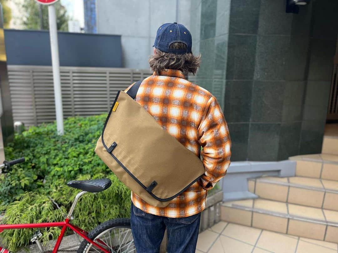 スタンダードカリフォルニアさんのインスタグラム写真 - (スタンダードカリフォルニアInstagram)「Messenger Shoulder Bag.  使い勝手はもちろん、シンプルなデザインなのでスタイリングのしやすさもポイントです。  @standardcalifornia_os  @standardcalifornia_movie   #standardcalifornia #スタンダードカリフォルニア #bag #messengerbag #shoulderbag  #バッグ #ショルダーバッグ  #メッセンジャーバッグ  #internationalshipping #overseashipping #worldshopping #worldshoppingjp」11月24日 20時07分 - standardcalifornia