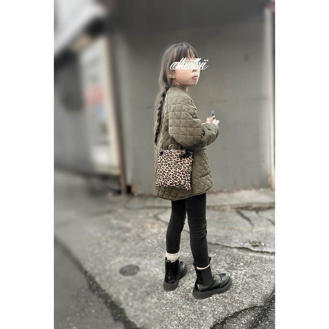 小林有里のインスタグラム：「♡ 休日のおチビ。 . . 大人顔負けの キルティングJK。 . ほろけそうな三つ編みもポイント。 . . そして🐆で ちょいと寄せた母でした♡ . . . . jacket... @ooju.official  boots... #楽天room bag... @h.v.f.n  . . . . . #kidsfashion  #小林家の休日」