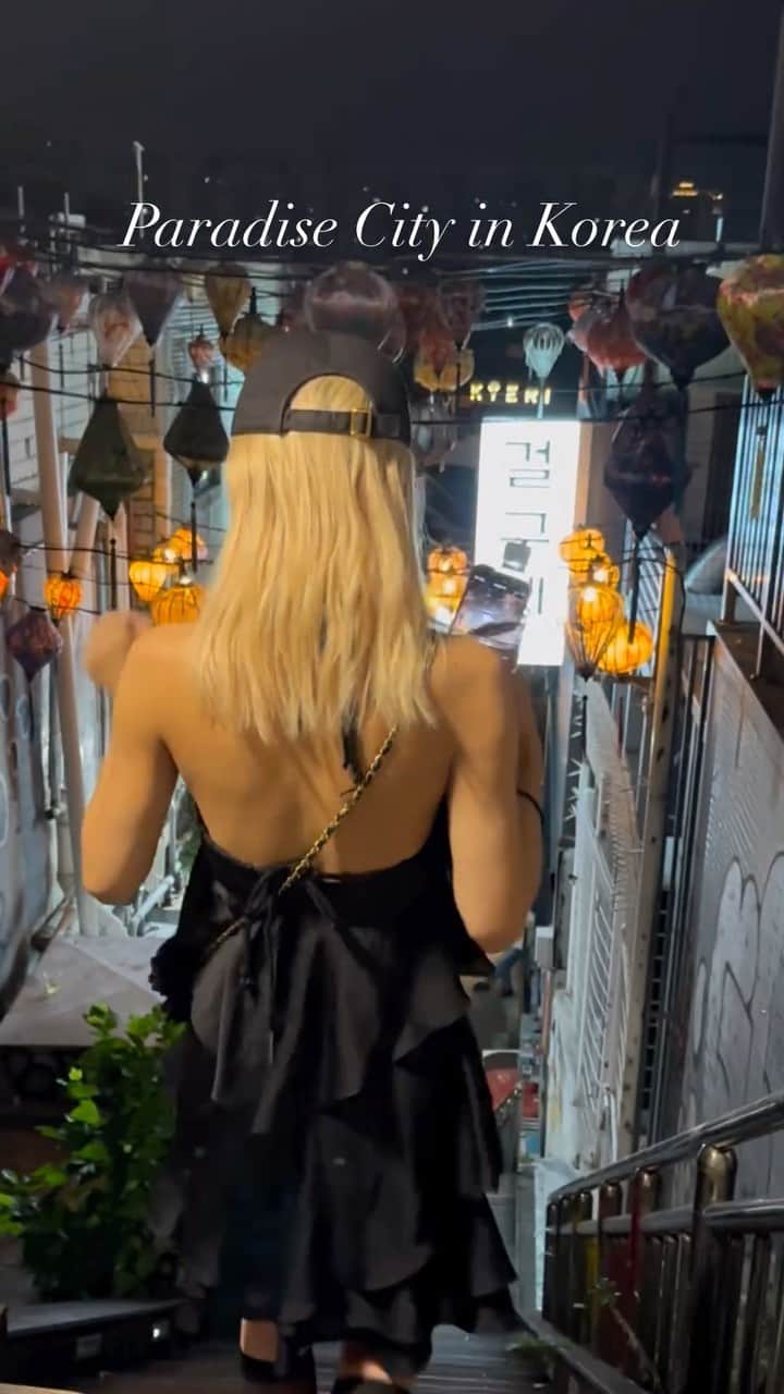 中川友里のインスタグラム：「in Korea🇰🇷  paradise city and 梨泰院🇰🇷  パラダイスでart event開催中で楽しかったなん🥺🧡  100万リベンジしたい😂❣️  #korea #trip」