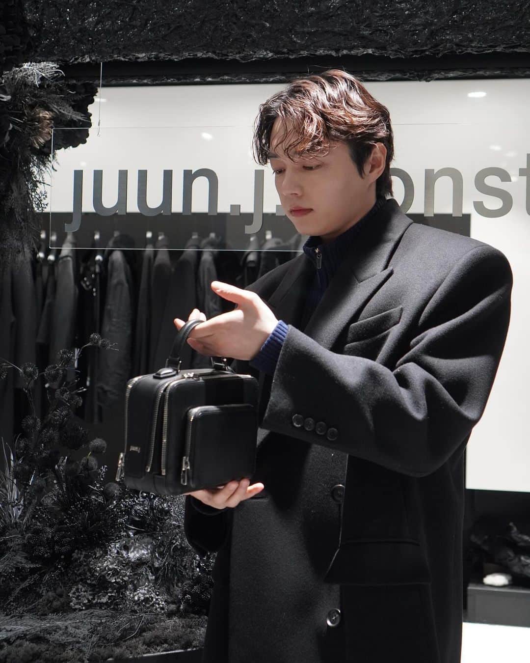 チ・ウンソンのインスタグラム：「#광고 @juun.j_official   JUUN.J 의 Monster백의 프리런칭 행사에 다녀왔어요  몬스터백은 11/24일 부터 도산 juun.j 플래그십 스토어에서 만나볼 수 있대요 👾  #JUUNJ #JUUNJMONSTER」