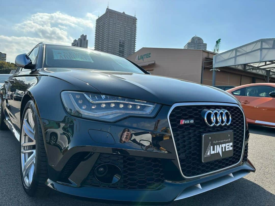 株式会社 リンテックのインスタグラム：「New arrival🤍🎱🖤  車種:アウディRS6 アバント 外装色: パンサーブラッククリスタルエフェクト 距離:31000km 年式：2014  かつてない興奮と感動に満ちた日々が、この一台から始まります．  8速ティプトロニックトランスミッションとAudi独自の4WDシステムquattro®の組み合わせによる比類ないドライビングダイナミクスで、特別なカーライフになること間違いなし🏁  まさにスポーティとラグジュアリーを兼ね備えたオススメの1台でございます。  その他詳しい情報はホームページ在庫情報をクリック🔍‪🖤  少しでもご興味がございましたら、お気軽にお問合せ下さいませ。    〒658ー0031 神戸市東灘区向洋町東1-4 TEL: 078-858-0400  #新入庫 #アウディrs6 #アウディrs #rs6coupe #Audi #rs5sportback #カーボンスタイリングパッケージ #カーボンパーツ #フルタイム4wd #バーチャルコクピット #四駆 #四輪駆動 #アウディ女子 #クーペ女子 #アウディのある生活 #アウディ好き #クーペ好き #欧州車好き #車好きな人と繋がりたい #車好きな人と繋がりたいフォローミー #アウディ好きな人と繋がりたい #ドライブデート #助手席担当 #神戸 #六甲アイランド #中古車販売店  #クワトロ #おすすめ #ワゴン #carstagram」