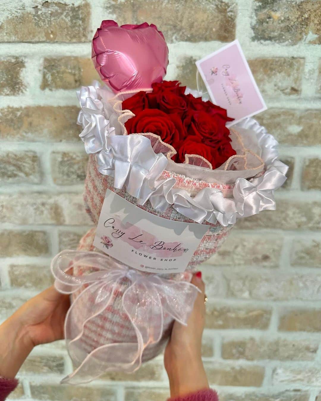 蘭子さんのインスタグラム写真 - (蘭子Instagram)「ピンクツイードの薔薇の花束可愛くない？🥹🌹💓 . イメージ通りの可愛い花束を作ってくれたのはここ✨ 【 @flower_carry_le_bonheur 】 . しかもこの形のまま直立するから、 下からスポンジ抜いて花瓶に挿したらこのまま生けれる😍🩷 花束も進化する時代すごいね✨ . ピンクのふわふわトップスは @mercuryduo_com  . . #お花のある暮らし#お花のある生活#お花のある暮らしはじめました#お花の定期便#お花のアクセサリー#花束#花束アレンジ#花束プレゼント#お誕生日プレゼント#バースデーサプライズ#バースデープレゼント#ピンク#ピンクコーデ#カーディガンコーデ#ピンクのお花」11月24日 20時18分 - xx_ranko_xx