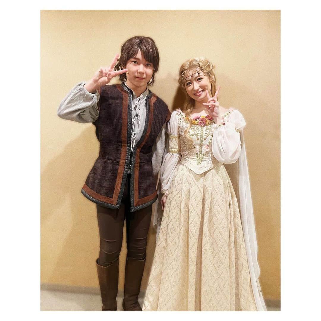 唯月ふうかさんのインスタグラム写真 - (唯月ふうかInstagram)「ミュージカル「キャメロット」想い出写真👑  📸1  トム役  #大河原爽介 くん 数々の舞台や役を演じてきたそうちゃん。 中学生とは思えない冷静さと落ち着きを持っていて、その姿勢や台本との向き合い方に学ばせて貰う所が沢山ありました!! 無邪気な笑顔でお話する1面もあり、、たまらん可愛さでございます🙈  📸2  トム役  #及川桃利 くん トムは最後に出てくる、とても大事な役割を担っている難しい役。初舞台で立派に演じきって素晴らしい!! 甘えん坊でお茶目な可愛い桃利くん、親のような姉のような気持ちになりながらお稽古から見ていました🥺 滲み出る優しさと可愛さに、毎回癒されてたなぁ!!  キラッキラな目と綺麗な心で、作品の最後に希望を与えてくれたトム役のお2人。 それぞれの良さが詰まったトム!!  中学生ですって!! え、、身長が、、え、、🥹笑 これからも、すくすく育ってね🥳   #musical  #キャメロット  #松竹座  #日生劇場  #グィネヴィア  #唯月ふうか」11月24日 20時18分 - fuka_yuduki