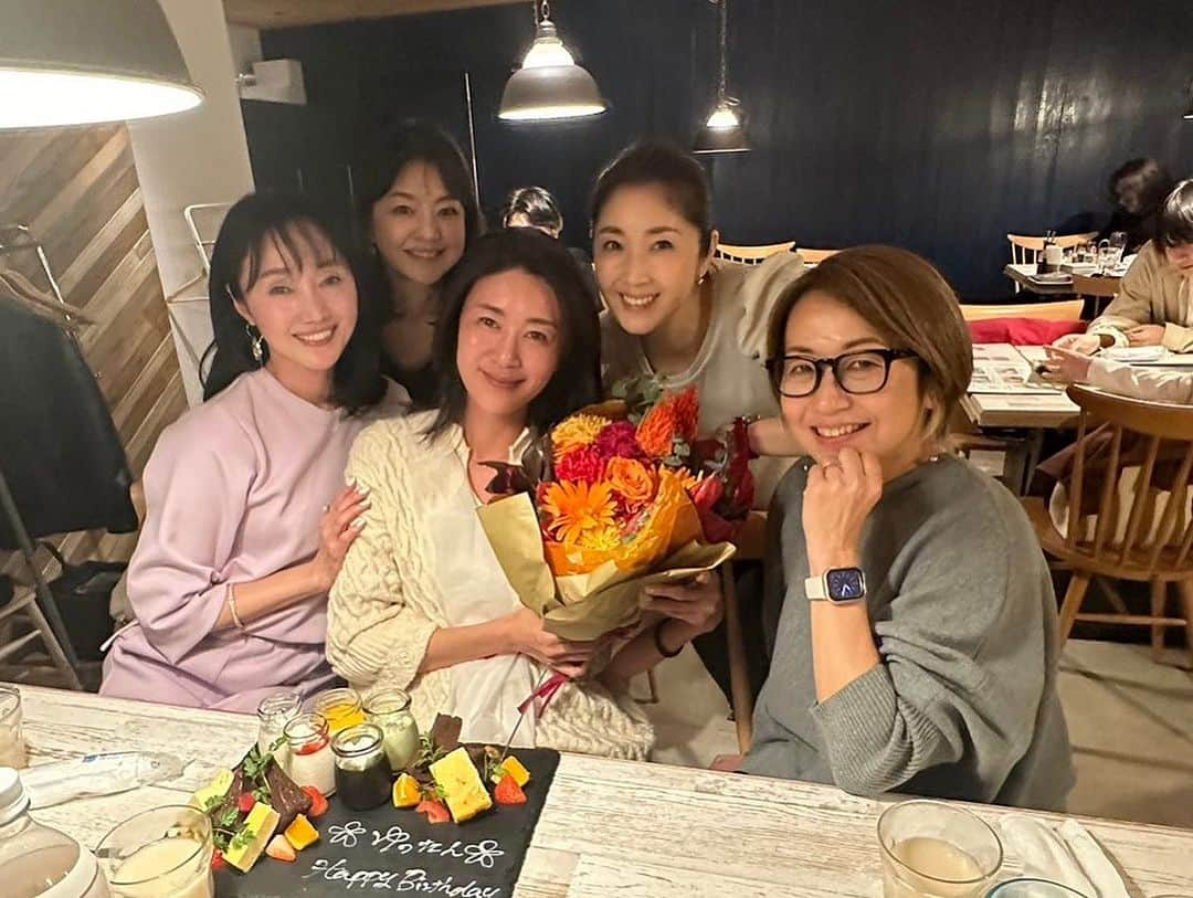 上田祥子さんのインスタグラム写真 - (上田祥子Instagram)「ゆったんお誕生会。 素晴らしいメンバーで、最高の盛り上がり😆 肉三昧ゴハンでパワーをつけて、2軒目は新宿ヤングマンへ。 昭和歌謡たまりません。 ゆったんお誕生日おめでとう🎉 楽しかったね♪ #織香ちゃんのストール素敵過ぎる🫶」11月24日 20時11分 - uedasachikoinsta