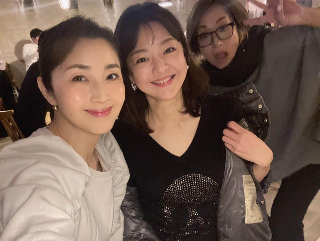 上田祥子さんのインスタグラム写真 - (上田祥子Instagram)「ゆったんお誕生会。 素晴らしいメンバーで、最高の盛り上がり😆 肉三昧ゴハンでパワーをつけて、2軒目は新宿ヤングマンへ。 昭和歌謡たまりません。 ゆったんお誕生日おめでとう🎉 楽しかったね♪ #織香ちゃんのストール素敵過ぎる🫶」11月24日 20時11分 - uedasachikoinsta