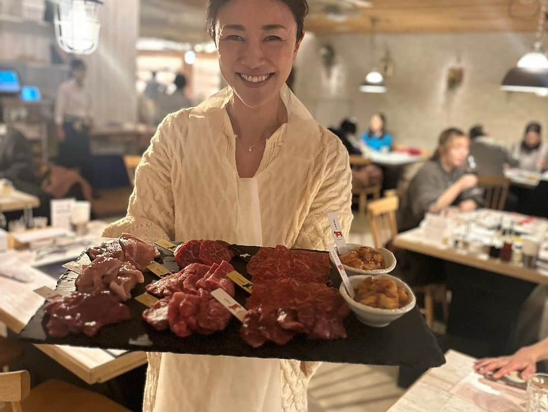 上田祥子さんのインスタグラム写真 - (上田祥子Instagram)「ゆったんお誕生会。 素晴らしいメンバーで、最高の盛り上がり😆 肉三昧ゴハンでパワーをつけて、2軒目は新宿ヤングマンへ。 昭和歌謡たまりません。 ゆったんお誕生日おめでとう🎉 楽しかったね♪ #織香ちゃんのストール素敵過ぎる🫶」11月24日 20時11分 - uedasachikoinsta