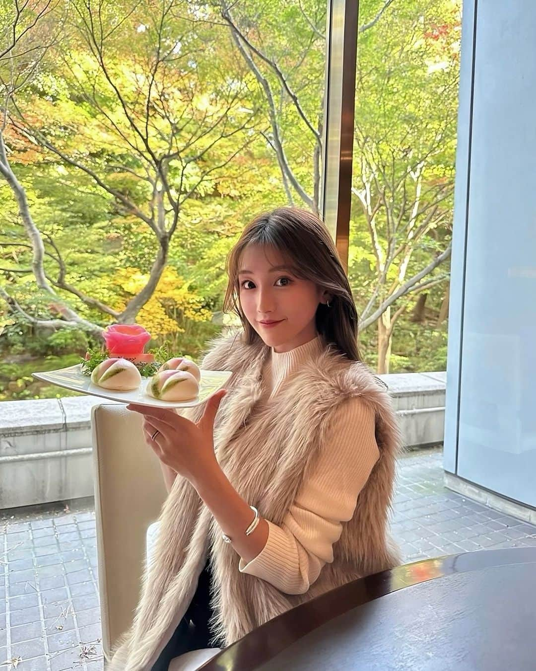 稲川千里さんのインスタグラム写真 - (稲川千里Instagram)「おまんじゅうのバースデープレート持ってカッコつけてる🍑 #mybirthday #thankyoumybesties」11月24日 20時13分 - chiicamera