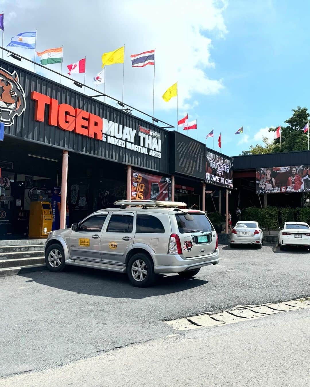 堀江圭功さんのインスタグラム写真 - (堀江圭功Instagram)「約3週間のタイガームエタイ @tigermuaythai での練習終了！ 日本で味わえない緊張感や知らない技術を知り勉強になった！ この経験を活かして強くなりまくるしかない！  写真をあんまり撮ってないのであるやつで！笑  Thank you to everyone who practiced with us!」11月24日 20時19分 - yosinoriyosinori