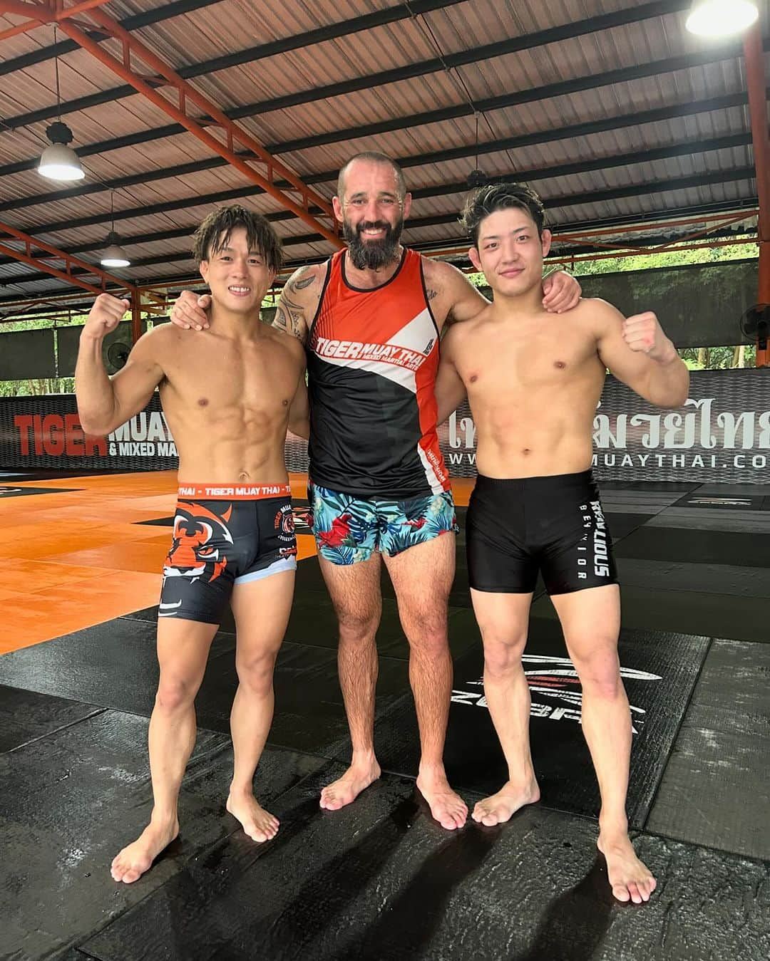 堀江圭功のインスタグラム：「約3週間のタイガームエタイ @tigermuaythai での練習終了！ 日本で味わえない緊張感や知らない技術を知り勉強になった！ この経験を活かして強くなりまくるしかない！  写真をあんまり撮ってないのであるやつで！笑  Thank you to everyone who practiced with us!」