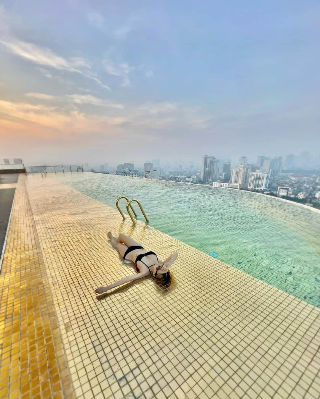 YuhKawasakiのインスタグラム：「📍Dolce Hanoi Golden Lake Hotel  世界初金メッキホテル✨💰 ： ： ： ： ： #dolcehanoigoldenlake #hanoihotel#vietnamhotel #goldinfinitypool #doice#ベトナムホテル#ハノイホテル#インフィニティプール#ゴールドインフィニティプール#ドルス#ハノイ旅行#海外ホカンス#トランカー#ホカンス#ハノイ観光 #ベトナム観光#ベトナム旅行 #海外ホテル#夕日が綺麗 #キンキラキン#🇻🇳#東南アジア旅行 #サンセットビーチ #サンセットフォト #海外一人旅☆#海外プール#ハノイグルメ #ハノイ情報 #ベトナム情報#ゴールドが好き」