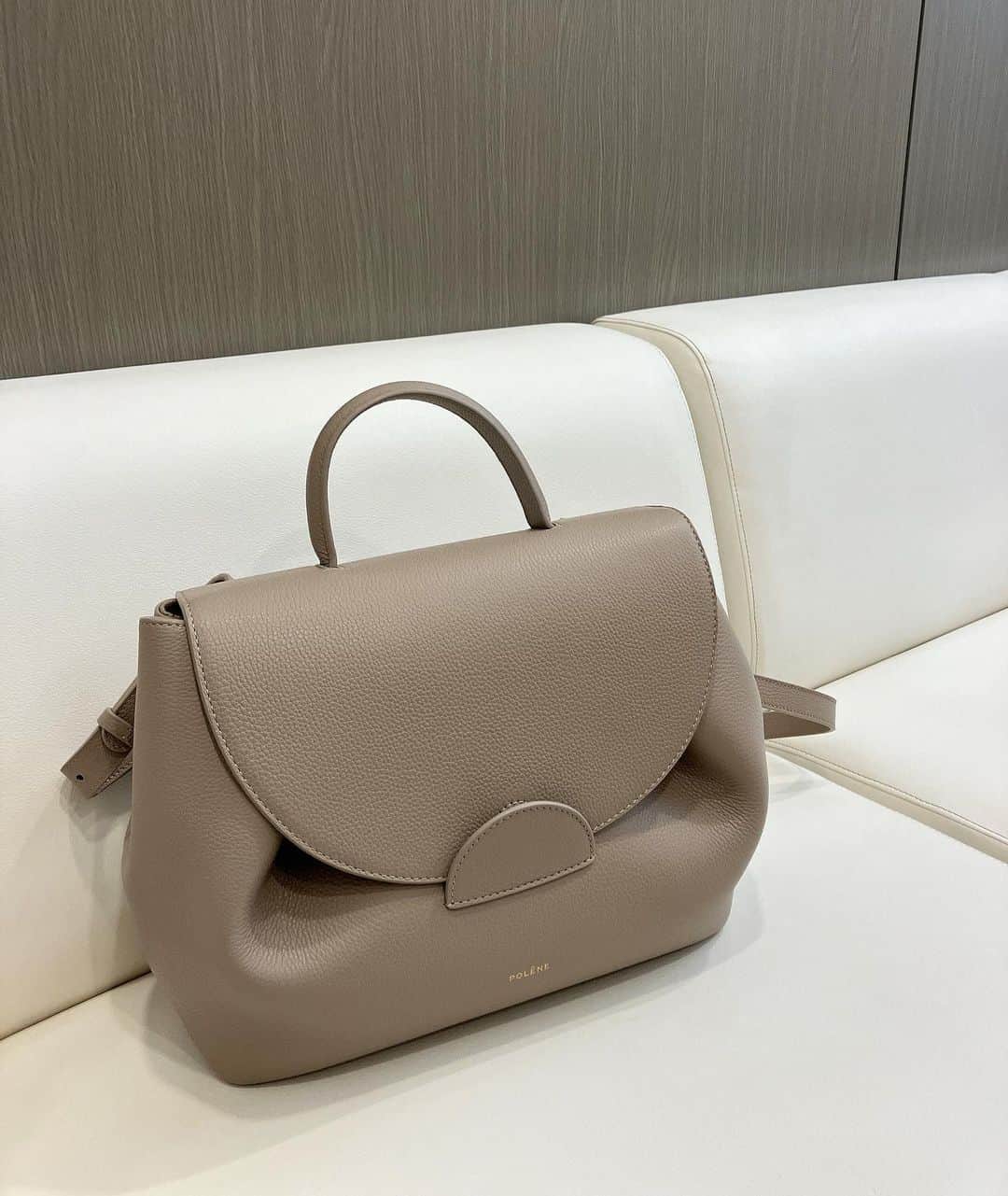 高見侑里のインスタグラム：「◡̈♥︎ POLÈNEさんにいただいたNuméro Un👜 ⁡ お仕事のときに必要なメイクポーチだったり、先週のジャパンラリーのときは折りたたみの椅子も入れていきましたし、上品なデザインで中にたくさん物が入るので重宝しています✨ ⁡ お色はモノクロームグレーです🫶 ⁡ #PR #POLÈNE」