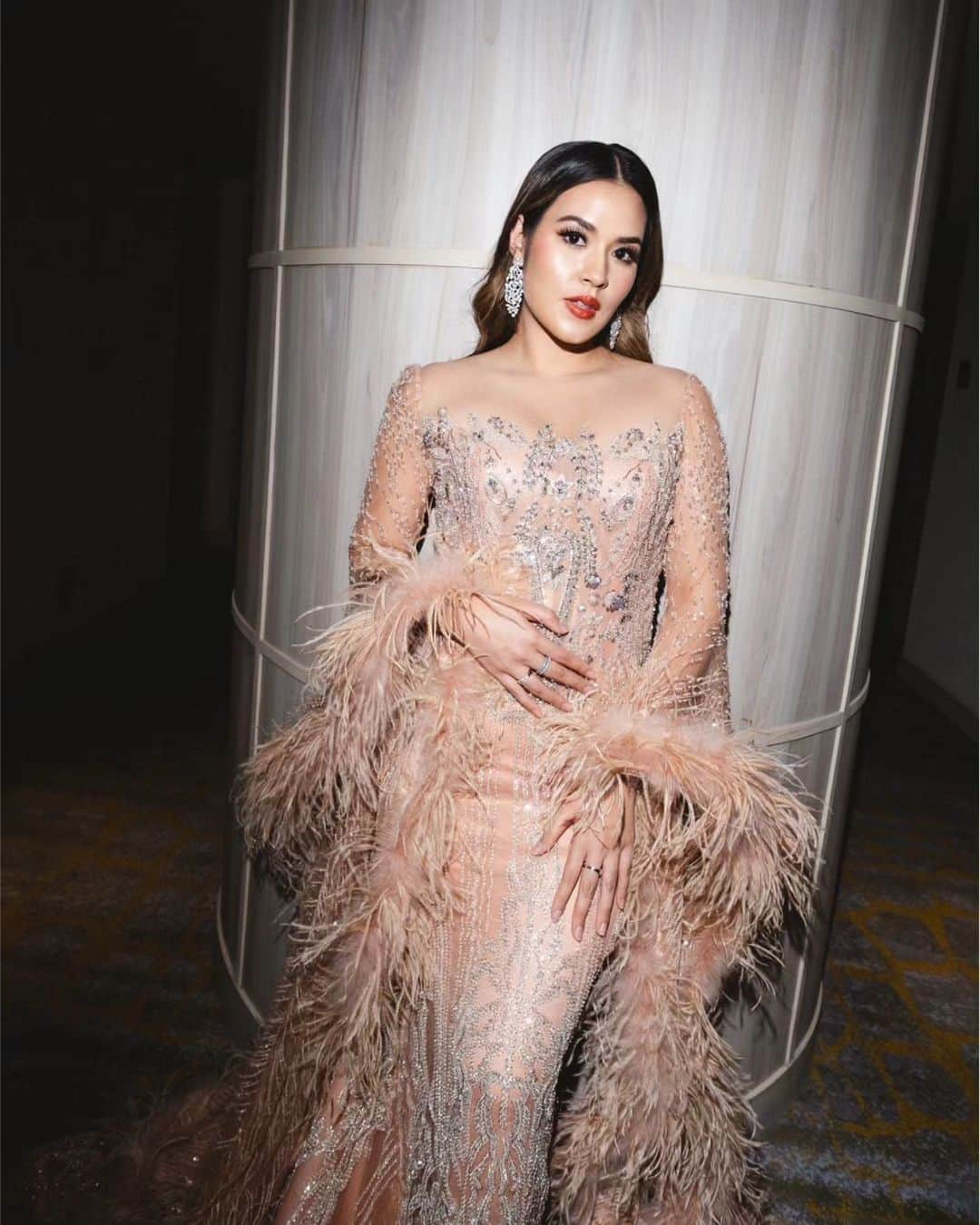 Raisa Andrianaさんのインスタグラム写真 - (Raisa AndrianaInstagram)「Photos from the viral wedding✨ Congrats to the happy couple 🥹   Makeup // @malvavamakeupartist Hair // @ibaayy___  Styled & gown // @danieldasz @danielateliere.studio  Accesories // @leciel.design  Photo // @agrasuseno」11月24日 20時26分 - raisa6690