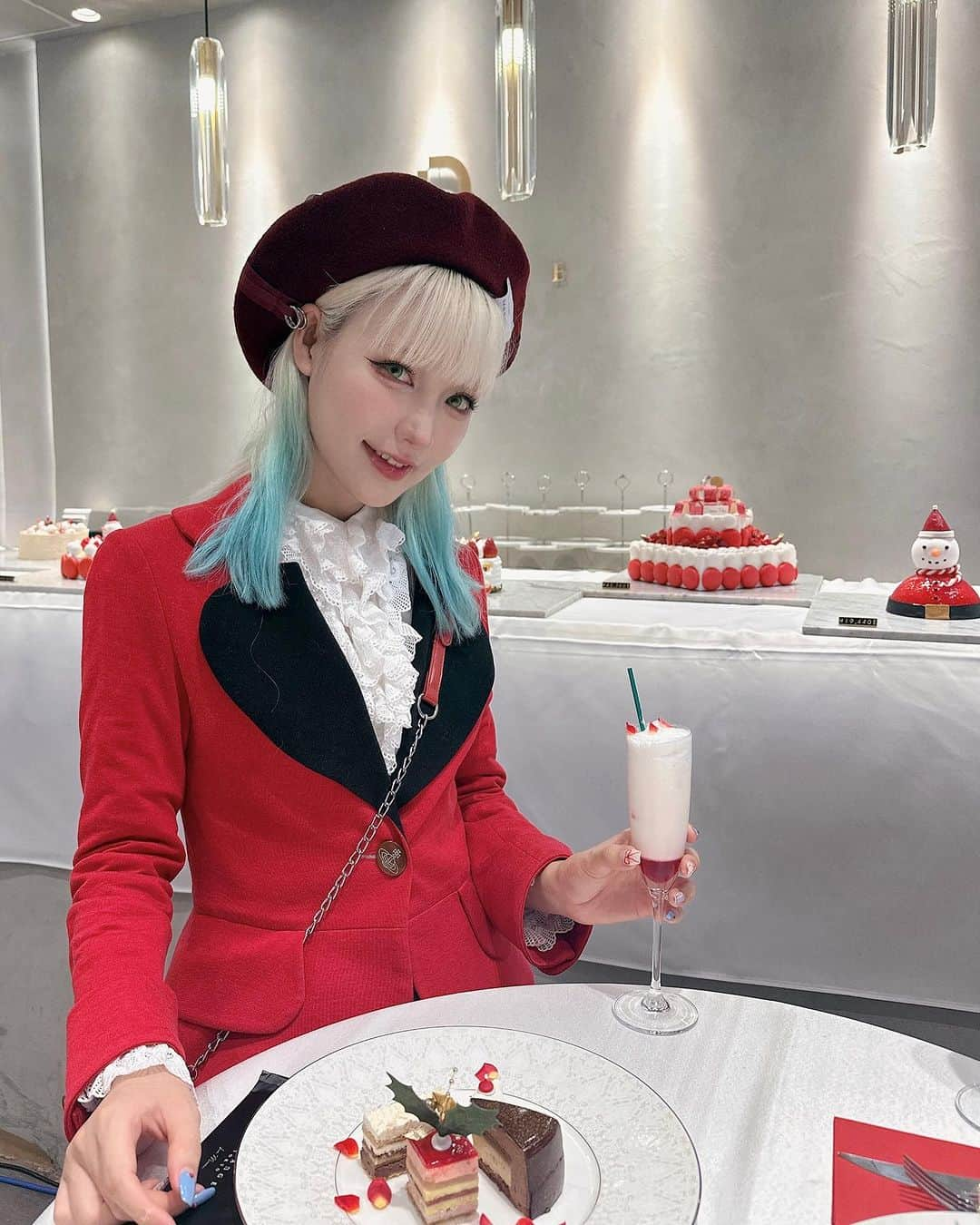 うじたまいさんのインスタグラム写真 - (うじたまいInstagram)「ラブジャケットで美里ちゃん風コーデ♥️🎅🏻  やっと私服で着れました…！！！！ すごく背筋が伸びる気持ちだた！！笑 なかなか食べる機会ない高級ケーキお上品なお味で @louange_tokyo 美味しかったよ、、🍰🧸 ホスピタリティ溢れたあわてんぼうサンタさんかあいかったありがとさんタ。  #ootd #クリスマスコーデ#vivienwestwood #ca4la #fyp」11月24日 20時27分 - ujitama0