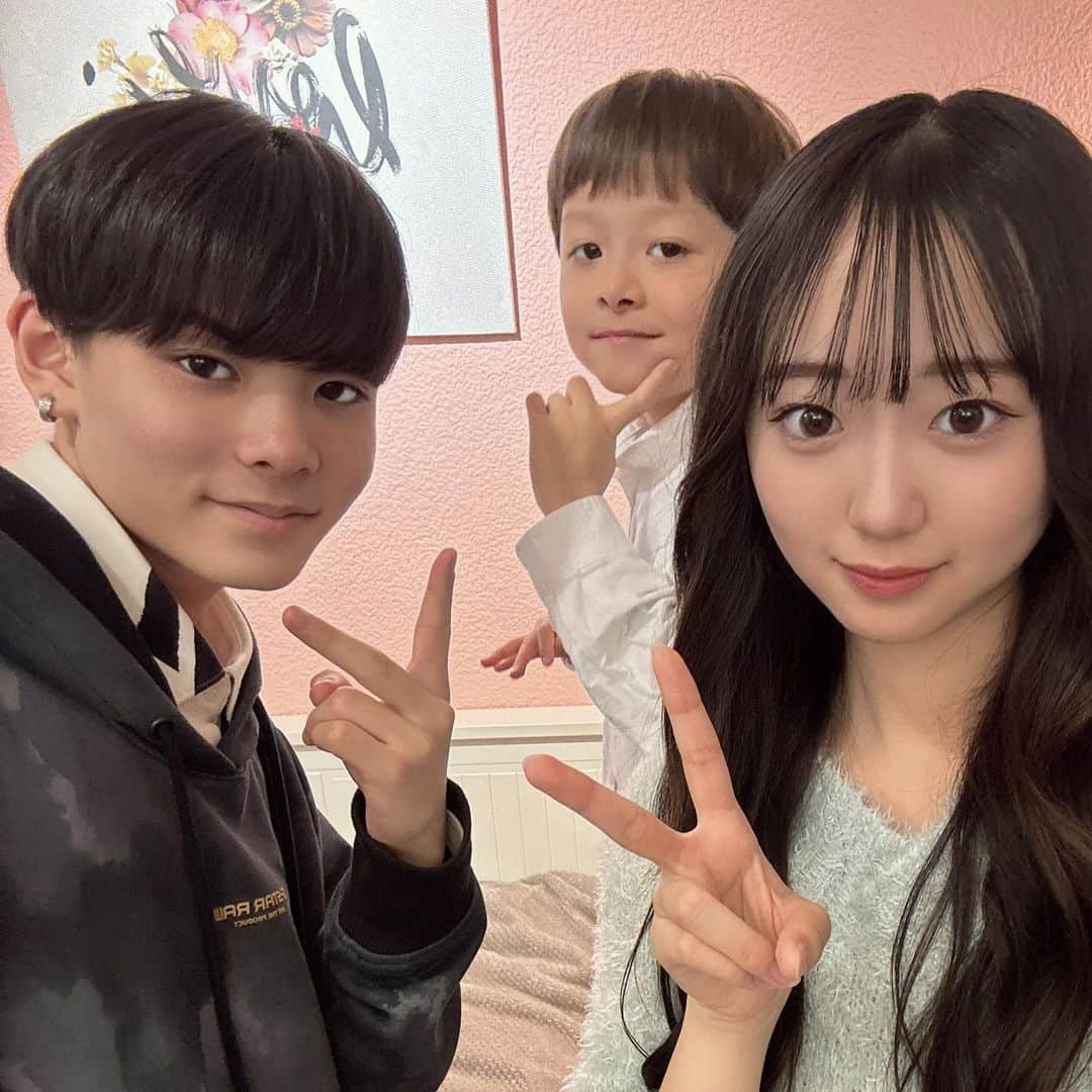 ももかさんのインスタグラム写真 - (ももかInstagram)「いおりくんと会った時の✌🏻 • 身長めちゃ伸びてた、、 • 最後の写真はいーしゃんが 描いてくれたまるちゃん🐶❤︎」11月24日 20時20分 - momoka_ch