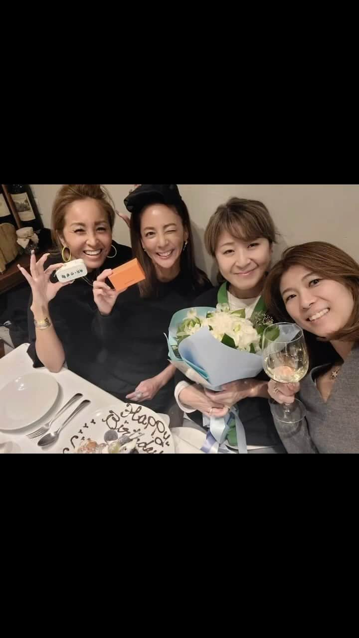 HARUKO（真木明子）のインスタグラム：「お誕生日おめでとう🎂 直❤️は 幼稚園と小学校の時に仲良かったお友達のいとこで中1からの英語塾仲間w  部活女子の私はいつも疲れ果て寝てしまうのでw段々行かなくなり直とも会えなくなった。 センター街のロッテリアで発見した時は感動した🥺  いつも隠しているが 頭がよくて、シャイで能力が高い。 センスがよく可愛い😍優しい😍  みんなでサプライズ大成功❤️ おめでとう❤️直❤️  ps. @no10key.no10bee の大顧客様ありがとうございます😭  #happybirthday #50歳 #中学から友達 #女子会 #サプライズ」