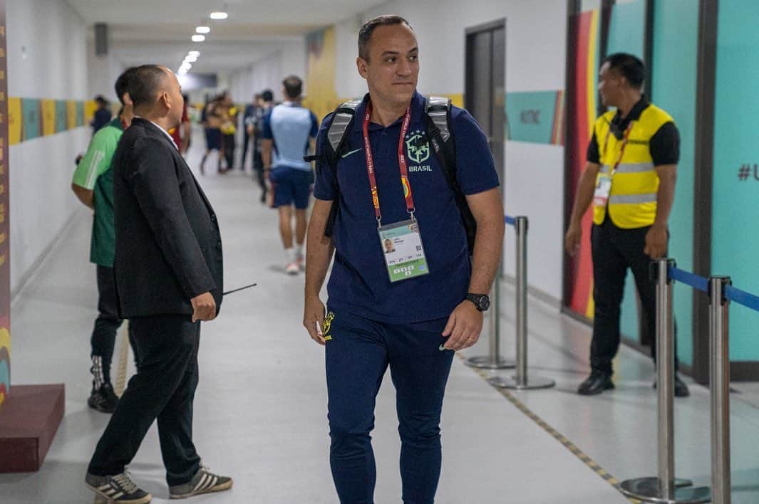サッカー ブラジル代表チームのインスタグラム：「Chegada da Seleção Brasileira ao palco da partida diante da Argentina, pelas quartas do Mundial Sub-17! 💪🇧🇷  📸: @letoribas/CBF」