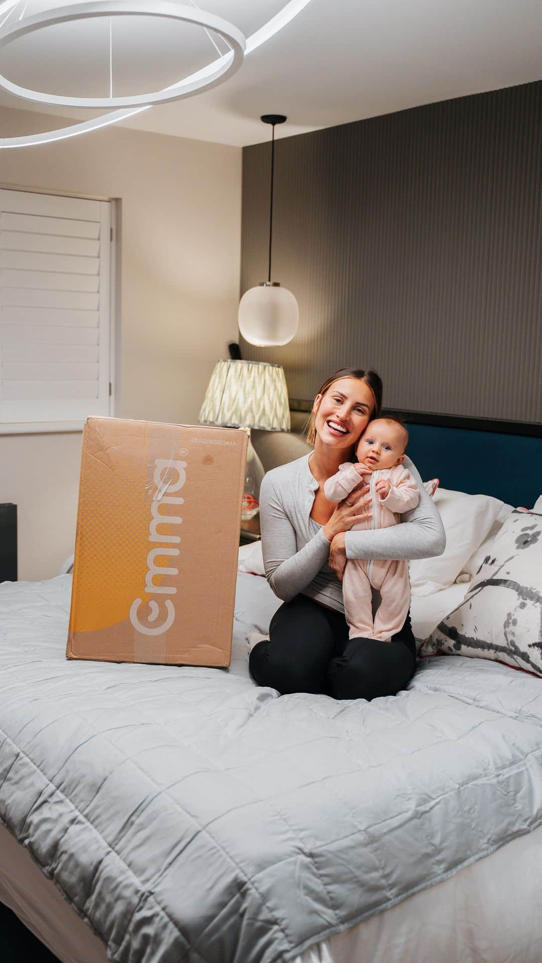 ファーン・マッキャンのインスタグラム：「Who’s in need of a sleep upgrade?💤  Since having Finty I’ve barely slept (like most new mums).  So I’m making sure the sleep I am getting is quality sleep by making a few bedroom tweaks with these @emmasleepuk accessories. Emma have a massive Black Friday sale with up to 65% off when you use my exclusive discount code: FERNEBF23  AD   #emmasleep #wakeupwithemma #sleep #bed」