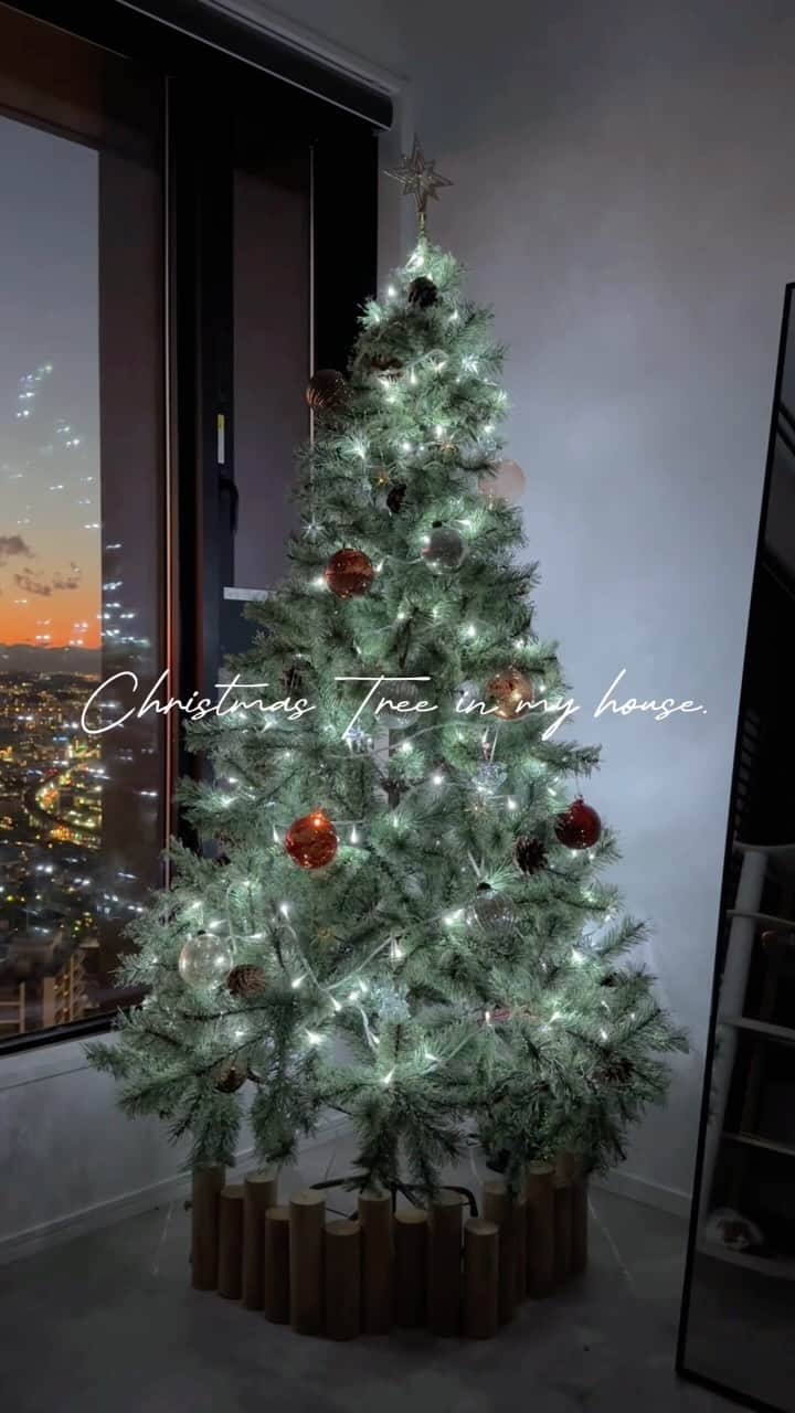 工藤はるかのインスタグラム：「今年も恒例の、、🎄✨  少しずつ街中でもツリーを見かけることが増えてきて みるたびにワクワクする🎅🏻♡  今年は脚隠しも買ってみた🪵😉  #christmastree #christmas #クリスマスツリー」