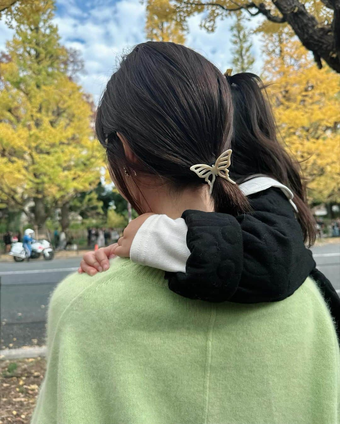 水野佐彩さんのインスタグラム写真 - (水野佐彩Instagram)「・ パパが彼氏だった頃から 毎年欠かさず行っている神宮の銀杏並木🍁 今年も来れてよかった🩷  お洋服は @jines_official @_hyeon_jp 💚🤍 ヘアアクセは @franceluxejapan 🦋  #銀杏並木 #神宮外苑いちょう並木 #シェイクシャック」11月24日 20時35分 - saaya_mizuno