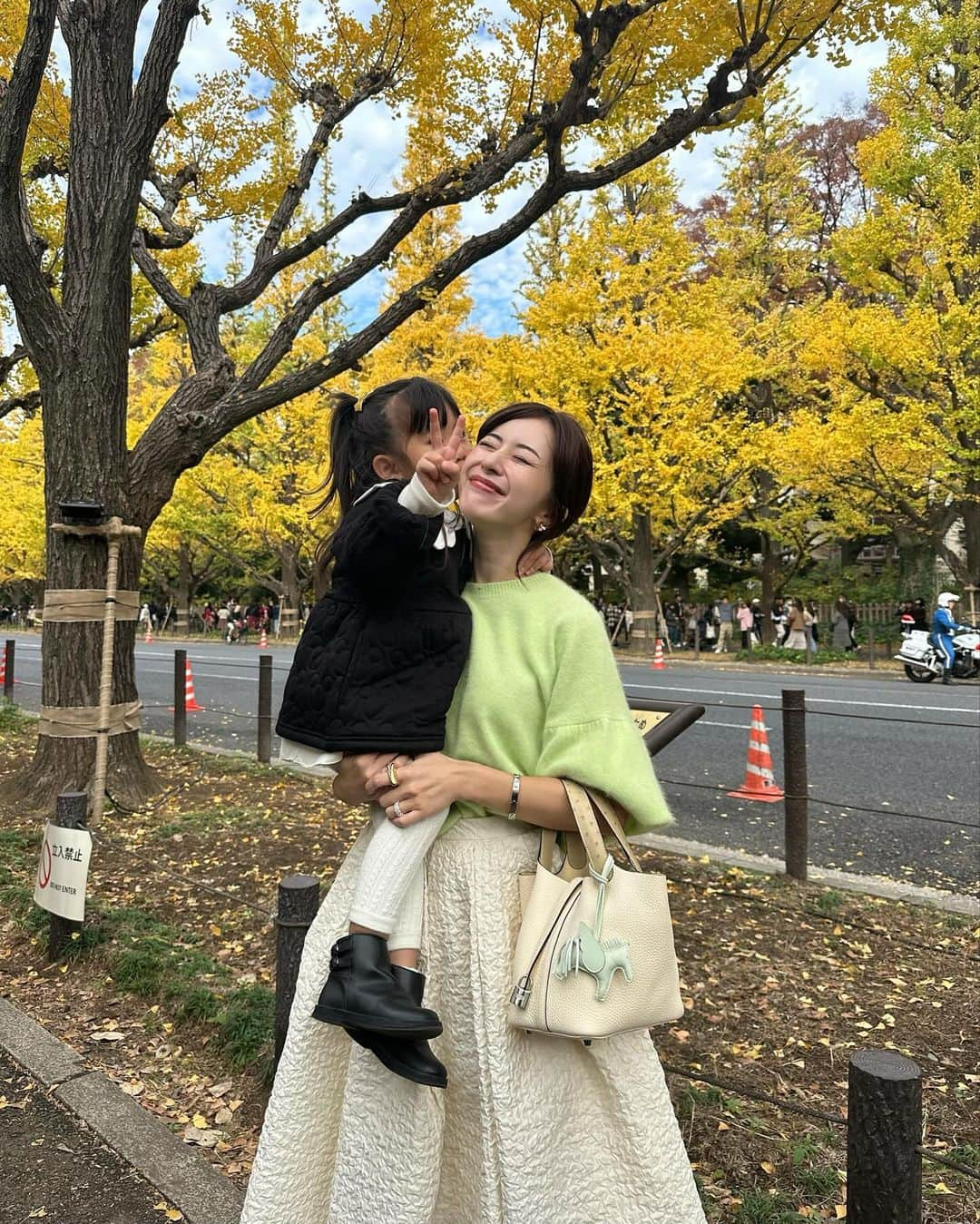 水野佐彩さんのインスタグラム写真 - (水野佐彩Instagram)「・ パパが彼氏だった頃から 毎年欠かさず行っている神宮の銀杏並木🍁 今年も来れてよかった🩷  お洋服は @jines_official @_hyeon_jp 💚🤍 ヘアアクセは @franceluxejapan 🦋  #銀杏並木 #神宮外苑いちょう並木 #シェイクシャック」11月24日 20時35分 - saaya_mizuno