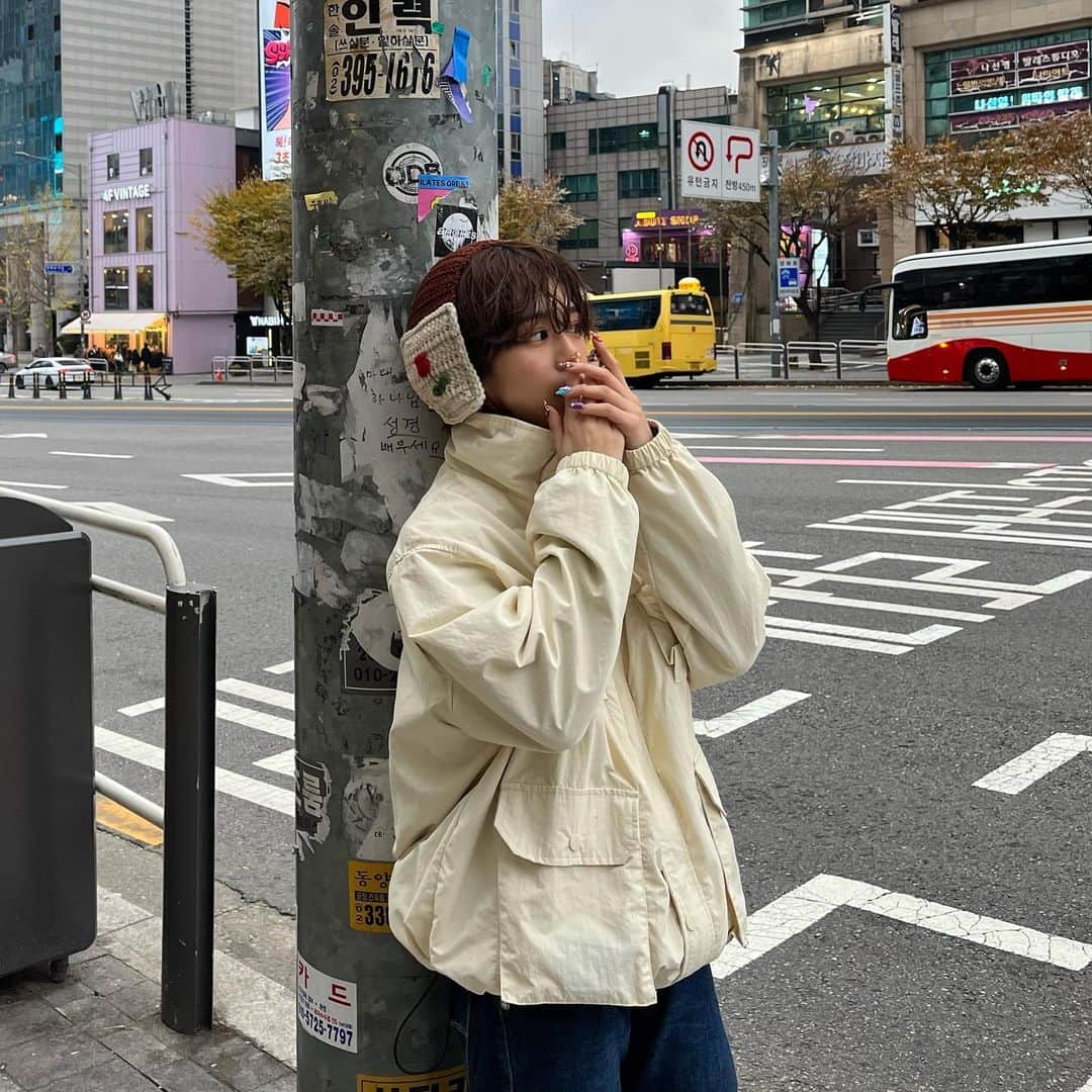 moeさんのインスタグラム写真 - (moeInstagram)「韓国3日目のコーデはこんな感じでした^_^ 耳当てがよすぎて、、、ほんとかわいいの、、、 韓国旅行はほぼ @wudge_boy の新作アウターでした🍓」11月24日 20時29分 - m____wip