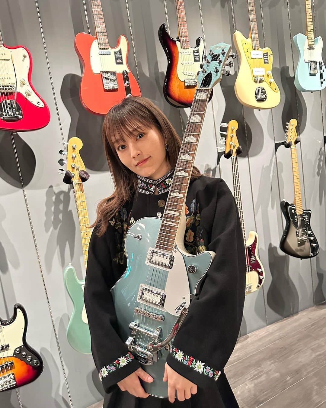 山本彩さんのインスタグラム写真 - (山本彩Instagram)「⁡ @officialgretsch 様にインタビューして頂きました！ ⁡ ギターのことや音楽の事についてお話した様子が 前編後編で掲載されるので 是非チェックして下さい🫶✨️ ⁡ 写真で抱えてる新しいGRETSCHちゃんは 宗像フェスで早速使わせて頂きましたが スタイリッシュながらガツンとイイ音出してくれてるので 早くLIVEでガンガン使いたい所存です🎸  #gretsch #gibson #guitar」11月24日 20時29分 - sayaka__714