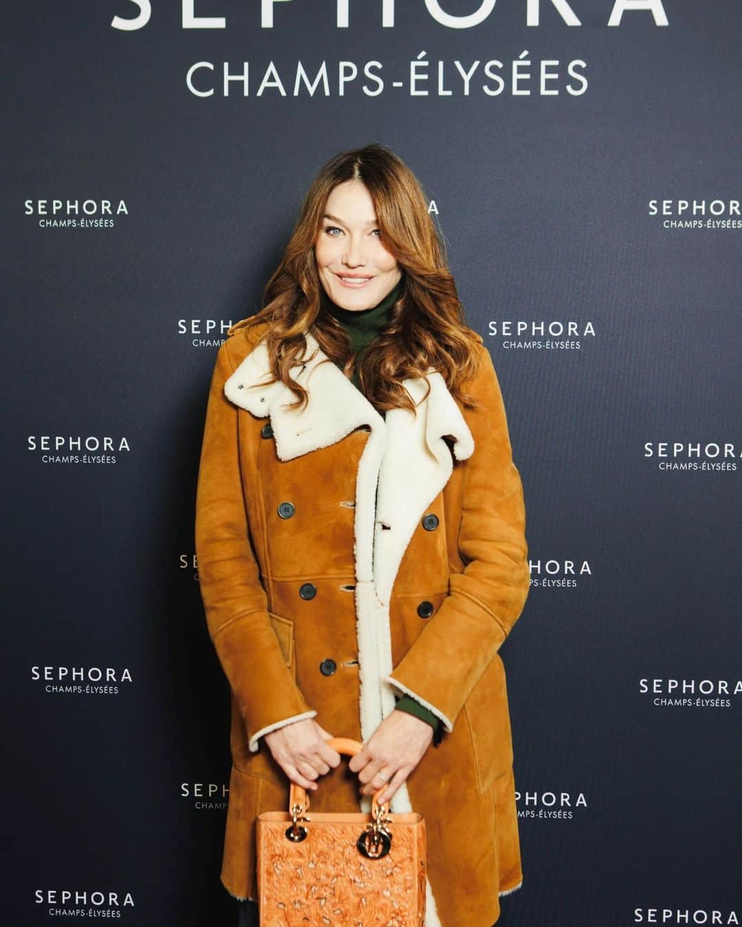 バルバラ ビュイのインスタグラム：「@carlabruniofficial stunning in her total look Barbara Bui 🧡⁠ Styled by @clementlomellini⁠ Photos by @saywho.fr⁠ ⁠ #barbarabui #winterlook #carlabruni #shearlingcoat #fw23」