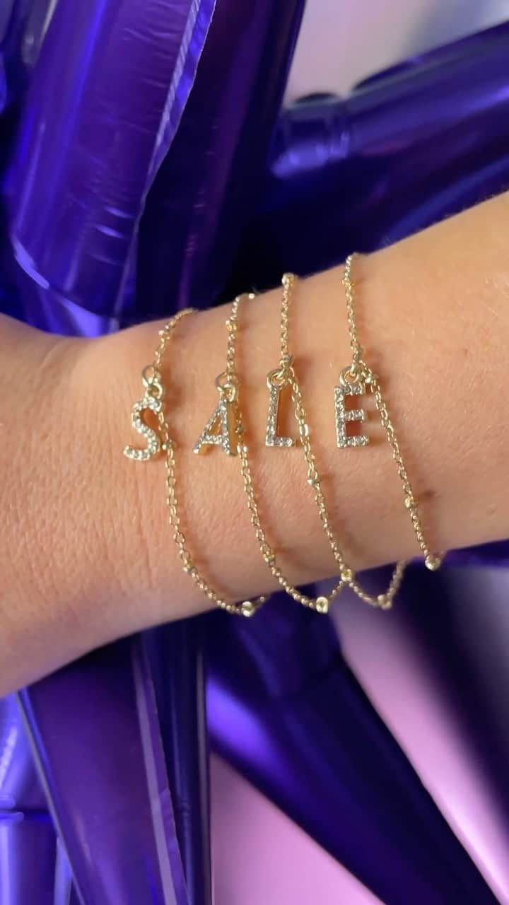 アクセサライズのインスタグラム：「Brace(let) yourselves: 25% off EVERYTHING this Black Friday weekend! ⁠」