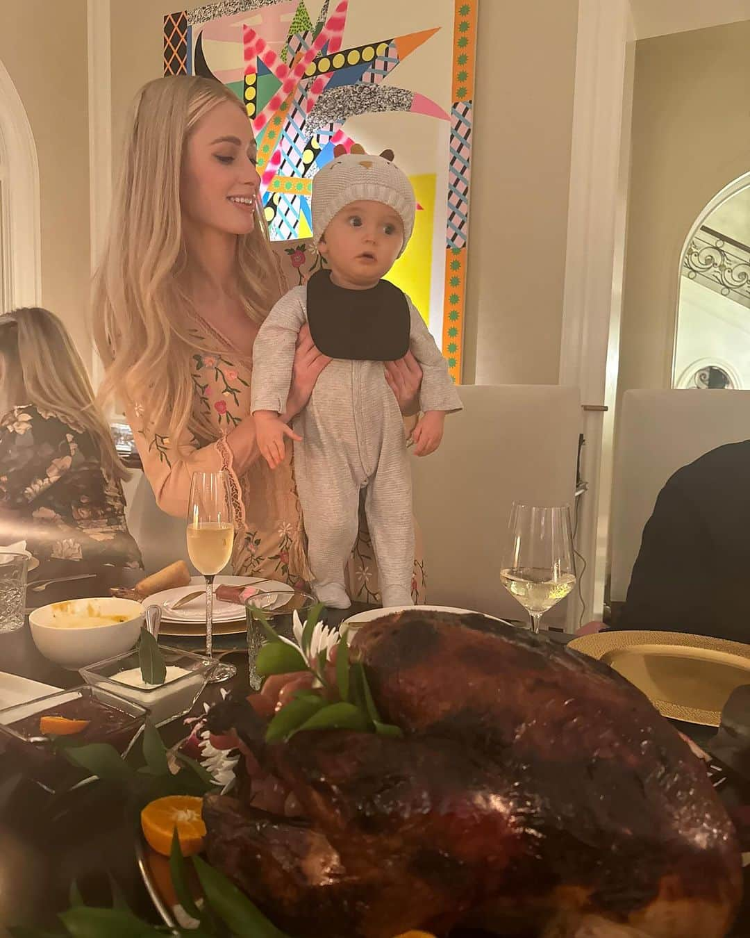 パリス・ヒルトンのインスタグラム：「So much to be grateful for this Thanksgiving🥰🩵👶🏼👶🏼💗 #SlivingMom ✨」