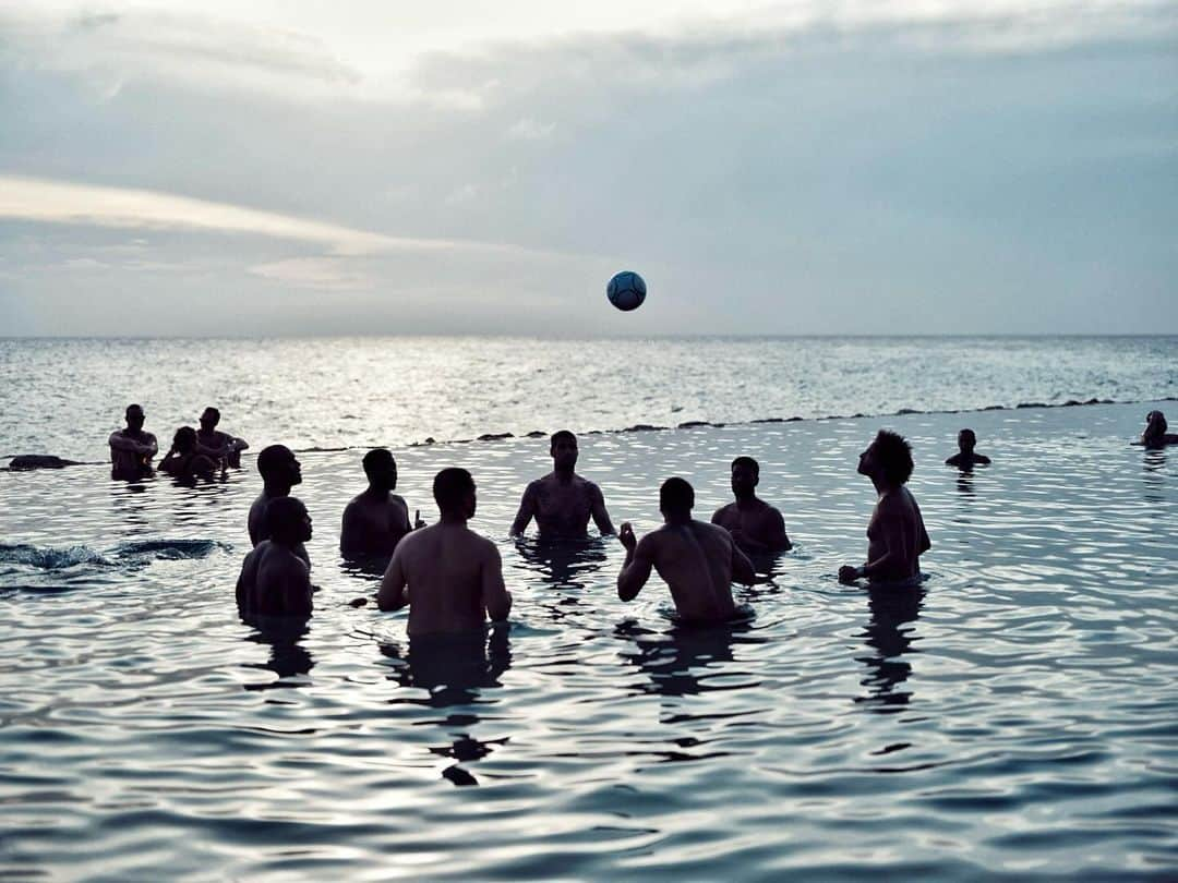 カルフィン・ヨン・ア・ピンさんのインスタグラム写真 - (カルフィン・ヨン・ア・ピンInstagram)「Ball lifting, who ever drops the ball gets smacked on the ear 🤪😂 This got serious like a champions league final 😌」11月24日 20時31分 - calvinjongapin