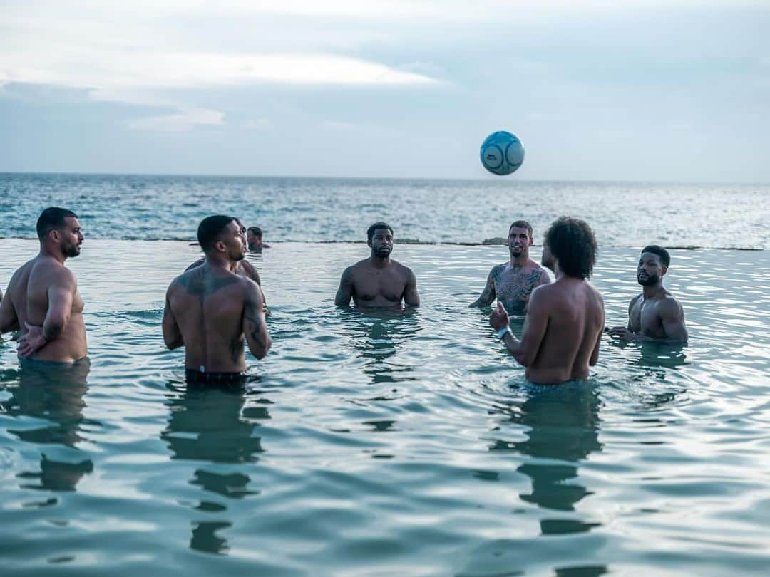 カルフィン・ヨン・ア・ピンのインスタグラム：「Ball lifting, who ever drops the ball gets smacked on the ear 🤪😂 This got serious like a champions league final 😌」