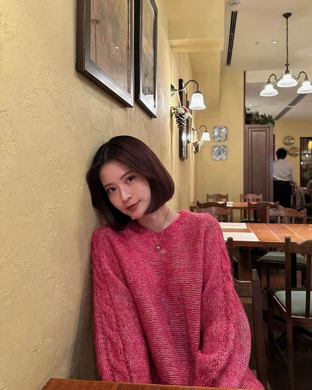 横田ひかるのインスタグラム：「Christmas mood🎄🩷  ピンクニットにゴールドアクセ可愛いな~  @sykia_official  #pr #sykia」