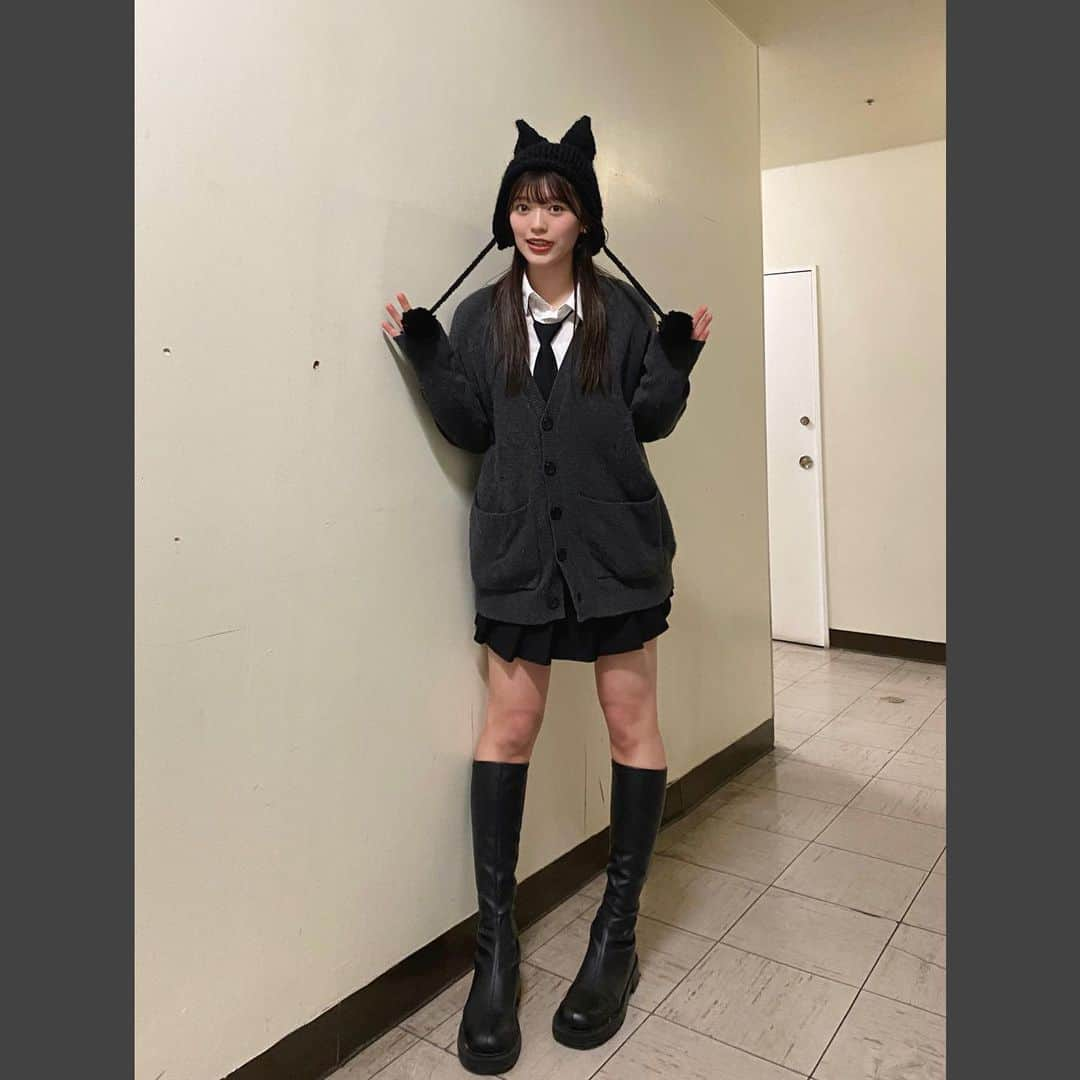 鈴木楓恋さんのインスタグラム写真 - (鈴木楓恋Instagram)「しもドンお衣装🩶  今回は猫耳ニット帽を主役にしたお衣装でしたが カーディガンとネクタイとシャツの組み合わせが制服をイメージさせるみたいで…  制服コーデのつもりなかったけど、スタッフさんはじめ色んな人に制服まだいけるねぇ🫶🏻と言ってもらいました笑  なんだか予想外に褒められて嬉しいです😌笑  いつもしもドンのお衣装は冬に弾けがちなので今回もいつもと違う意味で弾けたのかにゃ🐈‍⬛  12月はどんな衣装かにゃ〜🎅🏻」11月24日 20時37分 - _karendayo_