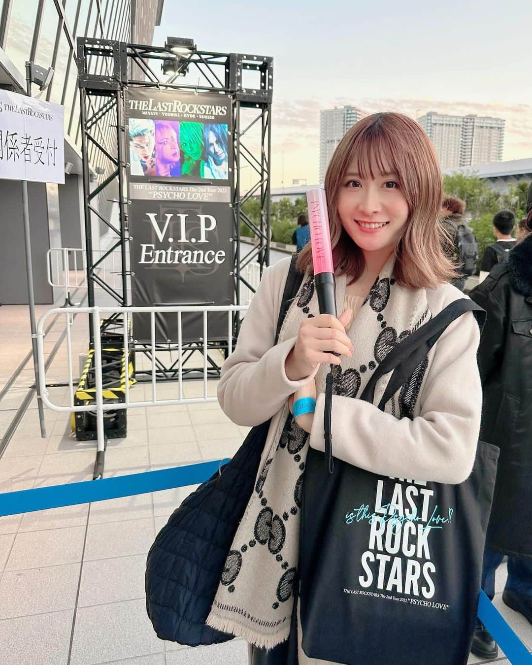 TONEAYUのインスタグラム：「ラスロク ~🌹🖤 ⁡ 母がVIPがいいとか言い出し、今回はVIPで入りました🤣🤣🤣 ⁡ 前から6列目で強すぎた🥹❤️‍🔥 ⁡ Rusty Nailよかったな ~🥲 ⁡ ゆうきちゃんが言ってた YOSHIKIのベガスのステージ まじでベガスやったw ⁡ そして、 友達に送るために 熱心にスギ様の絶対領域撮るわい🤣 ⁡ まさかのYOSHIKIのスティックが 目の前に飛んできて、 写真撮らせてもらった👏😳✨ ⁡ 今回もラスロク最高だったな🤭❤️‍🔥 ⁡ またセトリ同じでいいからw 来年もやってほしいー！！！🥹🌹 ⁡ #THELASTROCKSTARS」