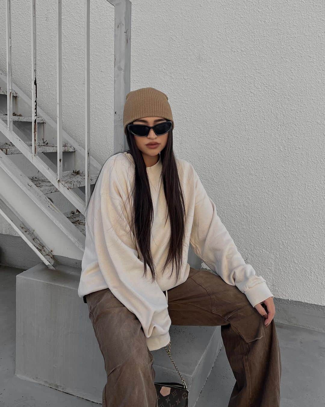 aki_ingkのインスタグラム：「. このパンツお気に入り🐻🧸🤎  @deflextion_official のなんだけど 今日から3日間ブラックフライデーで SALEで安くて買えるよー🤣🔥 . . . . . #カーゴパンツ#カジュアルコーデ#ストリートコーデ#スニーカーコーデ#スウェットコーデ」