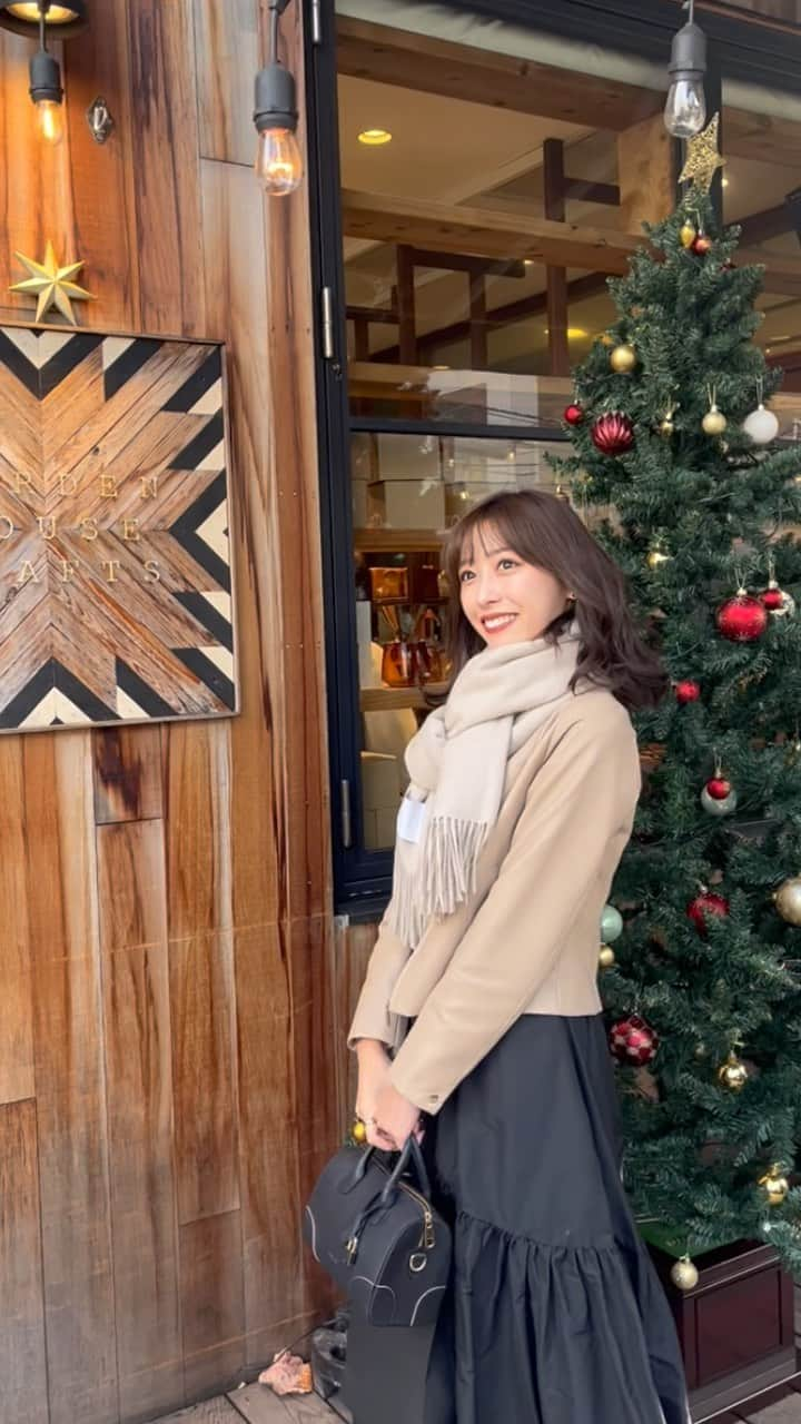 依田奈波のインスタグラム：「街やお店が少しずつクリスマスの雰囲気に🎄  行ってみたいイベントや食べたいものが 沢山増えてくるこの時期は 毎年わくわくしちゃいます🤭🤎  #代官山 #代官山カフェ#代官山ランチ #マフラーコーデ #ベージュマフラー #冬コーデ」