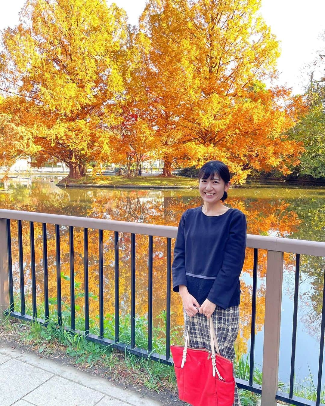 北口麻奈さんのインスタグラム写真 - (北口麻奈Instagram)「埼玉県氷川神社へ⛩️ お参りをすると気持ちがすっきりしますね☺️ パワースポットといわれている蛇の池は、とっても静かな空気で心が落ち着きました。 そして１１月とは思えない暖かさのなか、紅葉狩りに酒まんじゅうも堪能😋 季節外れの暖かさのおかげで、快適に過ごせました✨ #氷川神社 #蛇の池 #氷川まんじゅう #酒まんじゅう #パワースポット」11月24日 20時40分 - asana_kitaguchi