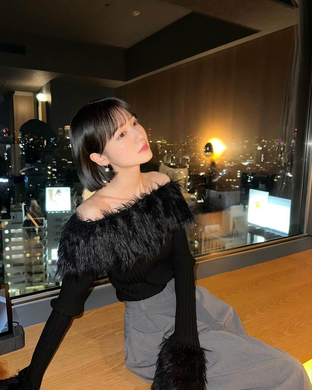 糸原美波さんのインスタグラム写真 - (糸原美波Instagram)「🌃❤︎  お母さんがたくさん写真とってくれた 🤳🏻  @sorin__official の新しいトップス お気に入り 🪩  #itominacode #ショート #ショートヘア #ボブ #ホカンス #sequencemiyashitapark」11月24日 20時40分 - minami_itohara