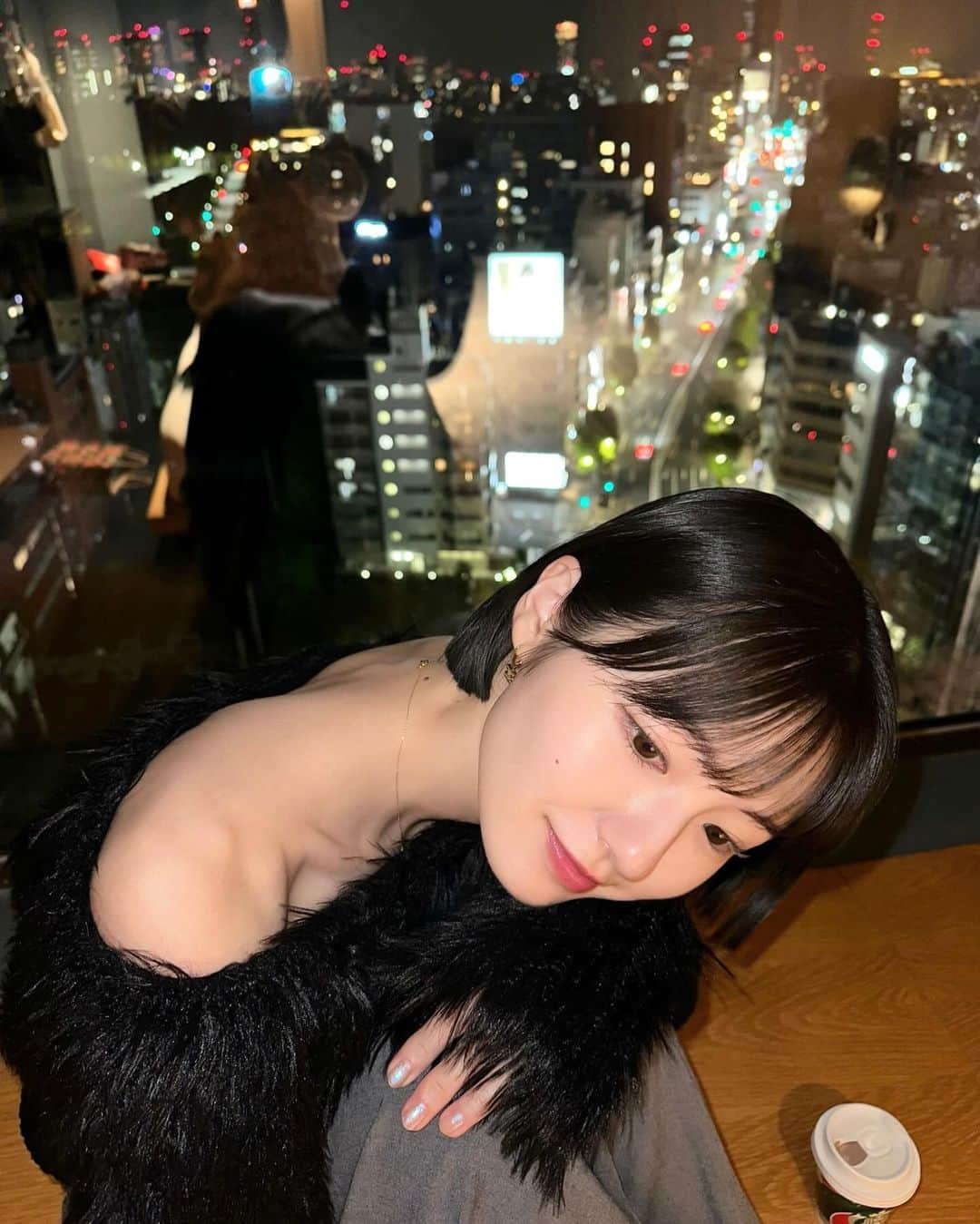 糸原美波さんのインスタグラム写真 - (糸原美波Instagram)「🌃❤︎  お母さんがたくさん写真とってくれた 🤳🏻  @sorin__official の新しいトップス お気に入り 🪩  #itominacode #ショート #ショートヘア #ボブ #ホカンス #sequencemiyashitapark」11月24日 20時40分 - minami_itohara