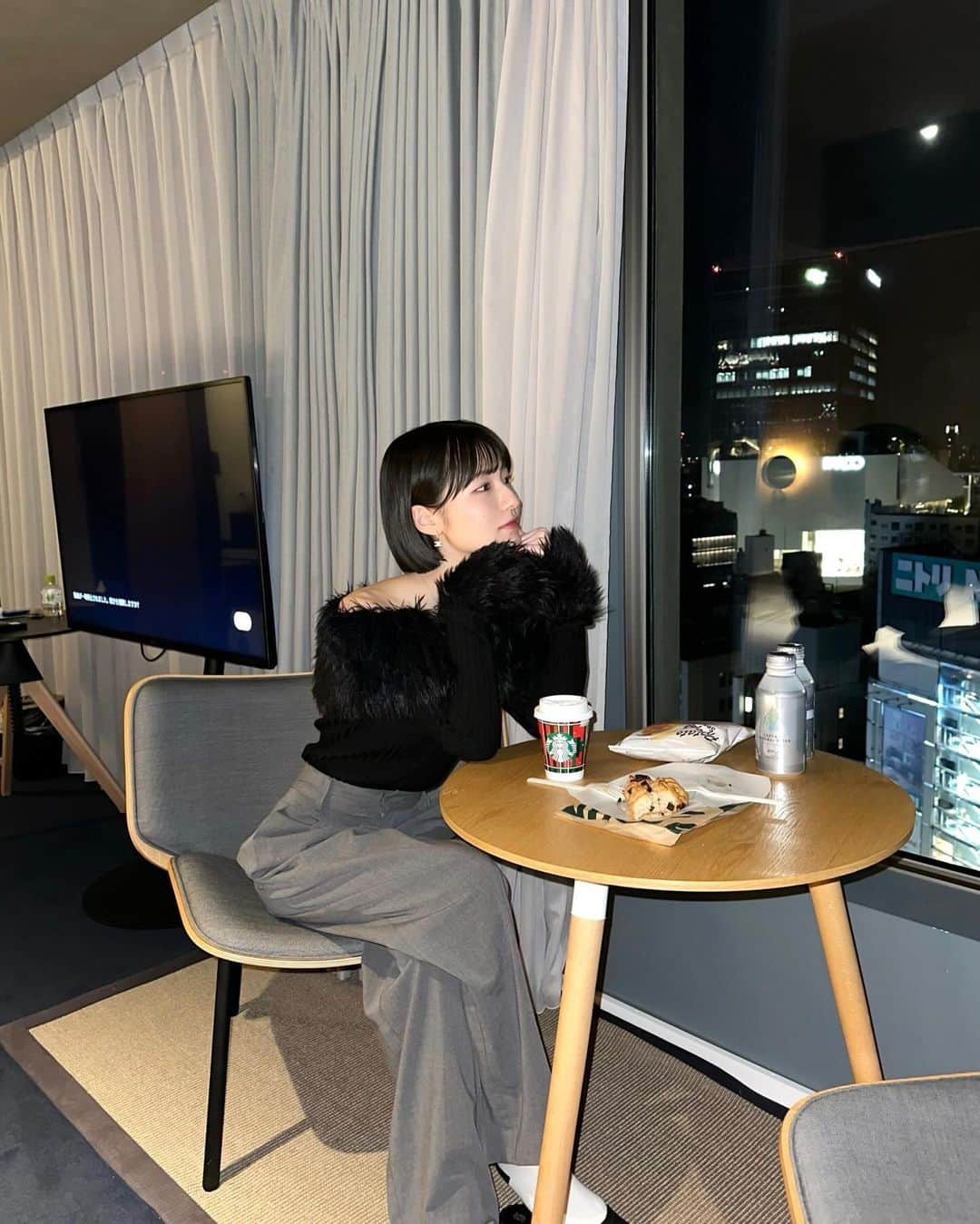 糸原美波さんのインスタグラム写真 - (糸原美波Instagram)「🌃❤︎  お母さんがたくさん写真とってくれた 🤳🏻  @sorin__official の新しいトップス お気に入り 🪩  #itominacode #ショート #ショートヘア #ボブ #ホカンス #sequencemiyashitapark」11月24日 20時40分 - minami_itohara