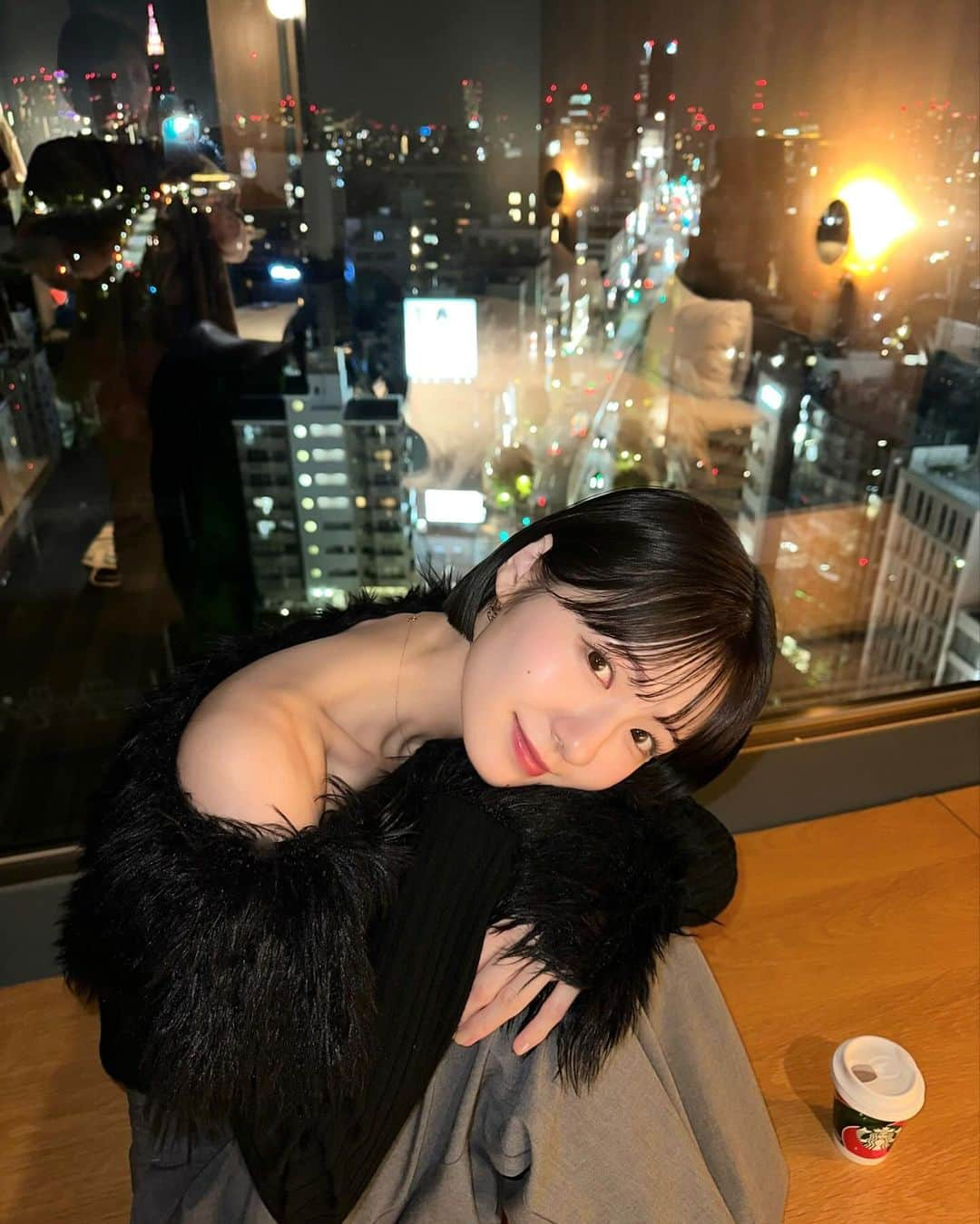 糸原美波のインスタグラム：「🌃❤︎  お母さんがたくさん写真とってくれた 🤳🏻  @sorin__official の新しいトップス お気に入り 🪩  #itominacode #ショート #ショートヘア #ボブ #ホカンス #sequencemiyashitapark」