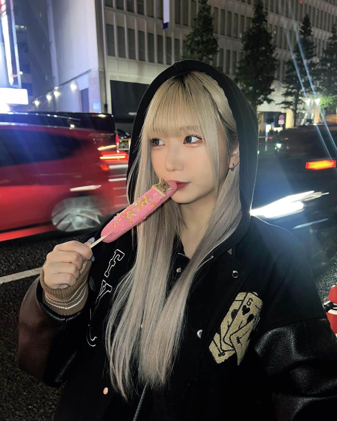 米田みいなさんのインスタグラム写真 - (米田みいなInstagram)「🏮🏮🏮  酉の市  お祭りは絶対チョコバナナといちごあめ食べるんだ お祭り行きたい  #japanesegirl #japan #ストリート系女子 #メンズライク女子 #エクステ #金髪ロング #パンク #ビッグシルエット #カーゴパンツ #古着 #ネイル #韓国ストリート #japanesegirl #좋아요반사　#셀카  #グランジファッション #ヘアカラー #ヘアアレンジ #japaneseidol #スタジャン #スタジャンコーデ #afgk #酉の市 #お祭り #冬コーデ」11月24日 20時41分 - miina_yoneda