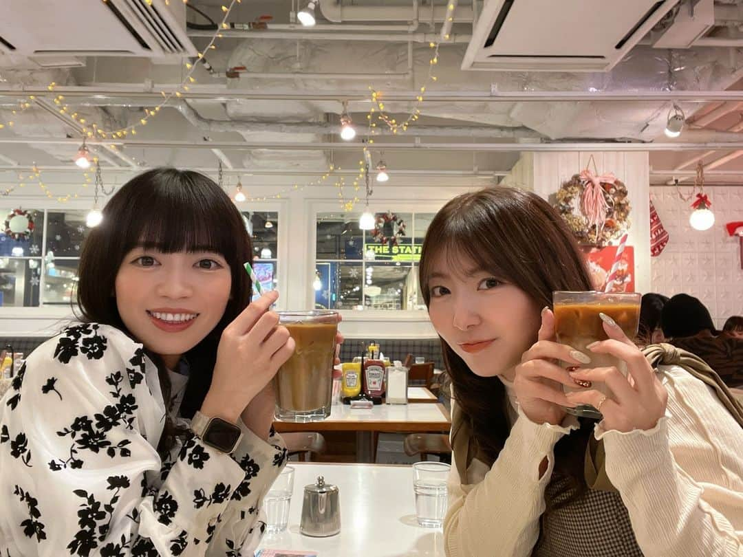 佐藤絵里香のインスタグラム：「...☺︎  にこにこしてる😕😕😕😕  このまえランチした日〜🍔  いつも歯多いねって言われる🦷 多いかなぁ笑  ポテトフライが私は大好きなんだけどポテトフライをいつも一緒に食べてくれる！🍟  . . . #お友達 #followme #japanesegirl」