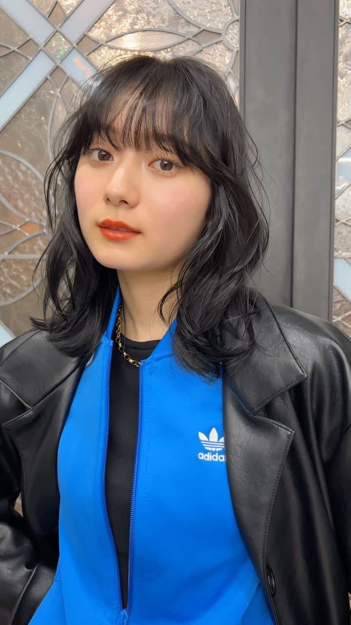 兼井遼のインスタグラム：「久しぶりの前髪✌︎ 大きめのカールで巻くのも レイヤーにはおすすめです😌 オリーブグレー＊  柔らかくほつれるヘア😌  ツヤのある 暗くても透明のある カラーならお任せください☺️  11月12月のご予約も まだまだお取りできます🙇🏻  ご質問などは コメントにてお問い合わせください！😌  #ケアカラー  #ヘアアレンジ  #ケアダブルカラー  #巻き方  #髪質改善カラー  #イルミナカラー  #ミルクティーベージュ #グレージュ  #ケアブリーチ  #ハイライトカラー  #ハイトーンカラー  #ブリーチ  #ダブルカラー   #インナーカラー  #オリーブアッシュ  #グラデーションカラー  #グレージュカラー  #ツヤトーン  #パーマ  #艶髪  #外国人風  #髪質改善トリートメント  #くびれヘア  #シースルーバング  #髪質改善  #ラベンダーグレージュ  #オリーブグレージュ  #トリートメント  #ヘアアクセサリー　#インナーハイライト」