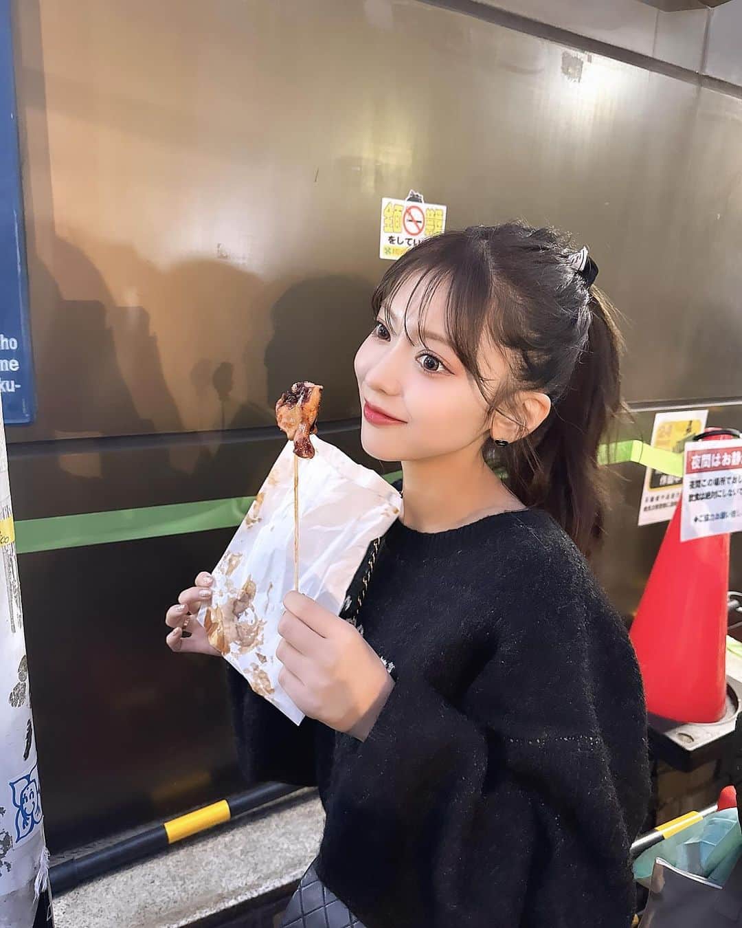 ひなのインスタグラム：「・ ・ 今年も酉の市行ってきたよ😳 焼き鳥にイカ焼きにフランクフルトに広島焼きに手羽餃子　たくさん食べてしあわせだった~🤍🤍 #酉の市#hether #韓国コーデ #converse・」
