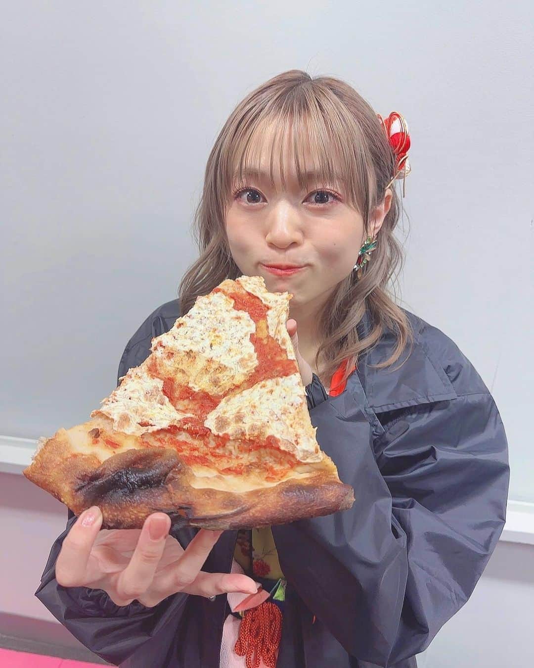 若井友希のインスタグラム：「We performed in New York！🇺🇸 ⁡ I was so happy to perform in front of you guys♡ ⁡ ⁡ Anime NYC2023にてi☆Risとしてライブをしてきました！ ⁡ 来年公開される劇場版i☆Risのプロモーションもこめて ちょっとだけ映画の台詞を生朗読したりもしました🎤 ⁡ アニメが世界でこんなにも愛されてるのを改めて見て なんて誇らしい日本の文化なんだろうと感じたよ♡ ⁡ 海外の皆さんがちゃんと日本語でコールをしてるのも面白かった！！笑 ⁡ 海外に行く度にいい刺激をたくさんもらうなあ！ また早く行きたい！！！！ ⁡ #animenyc #animenyc2023  #newyork  #timessquare  #ピザでかすぎ #ピザ美味すぎ」